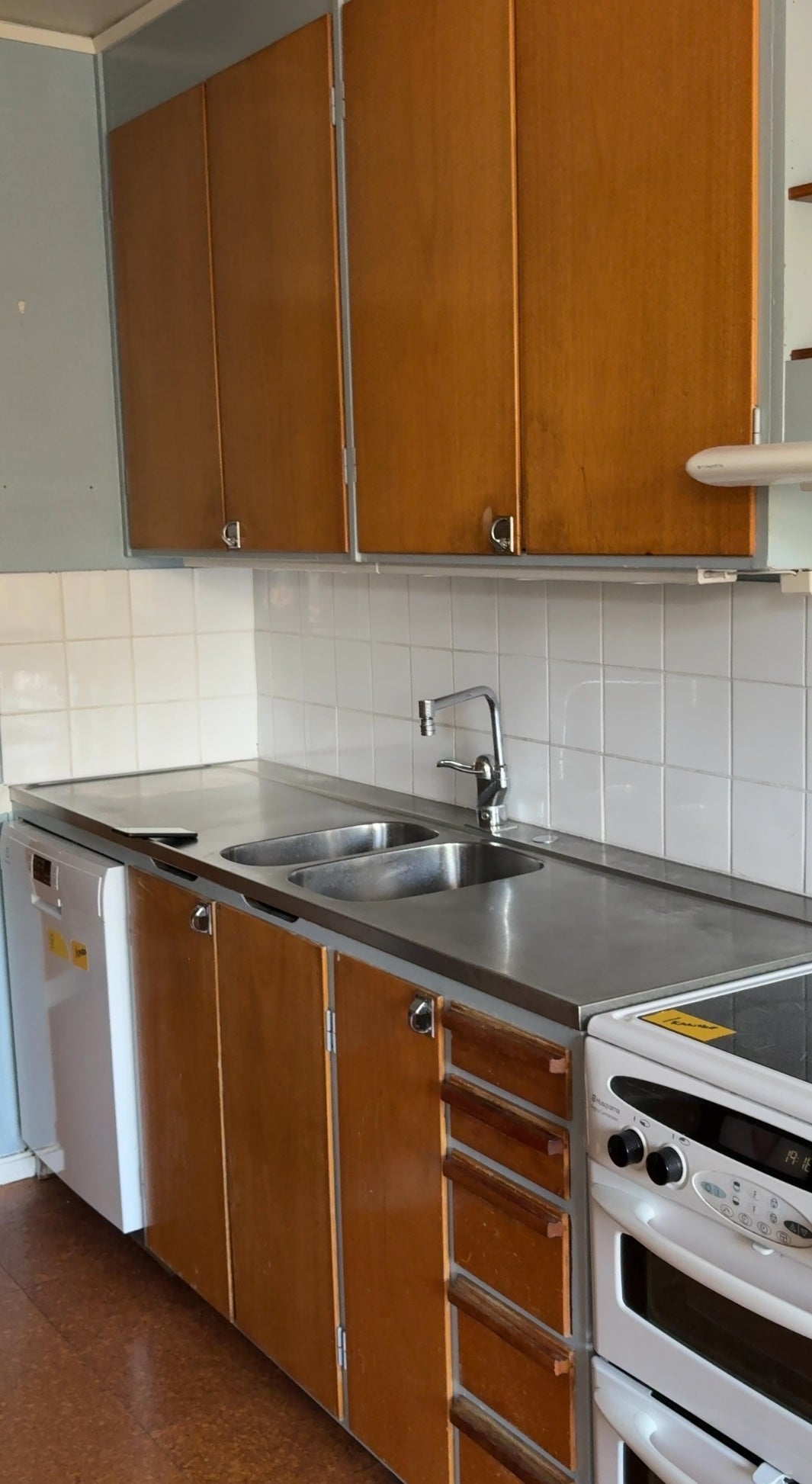 I träfanér Finns stommar/sektioner, luckor och lådor. Kontakta oss för intresseanmälan.
