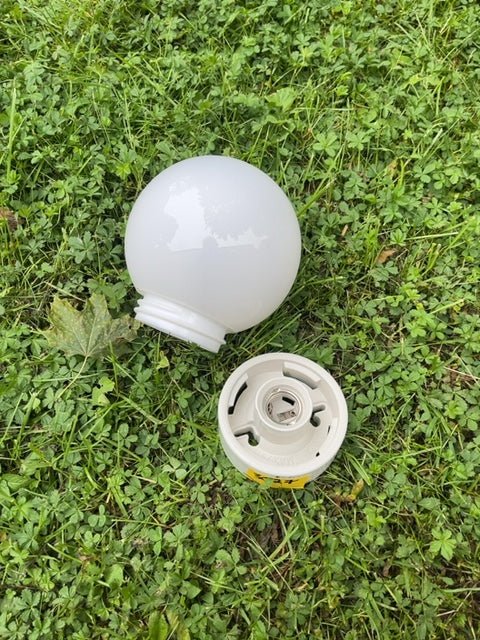 Glasklot, ca 150mm i diameter med tillhörande porslinssockel.