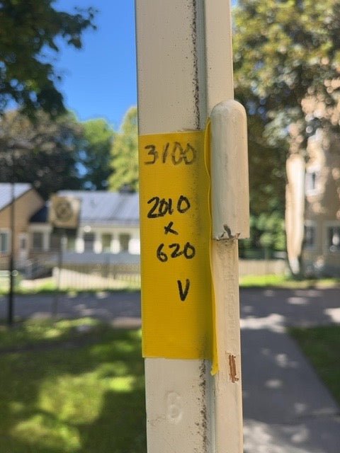 Vitmålad dörr med falsad kant. Låskista ingår. Handtag köpes separat. Måtten gäller utan fals.