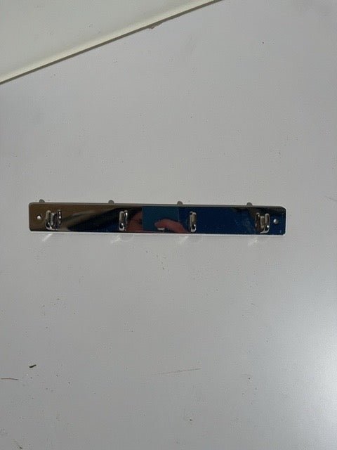 Kromad handdukshängare med fyra krokar