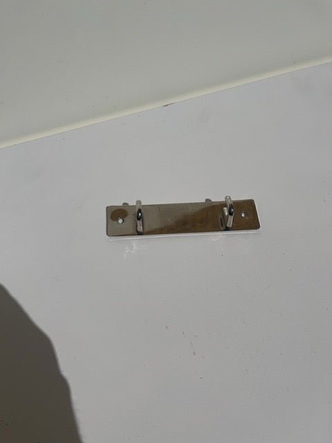 Kromad handdukshängare med två krokar.