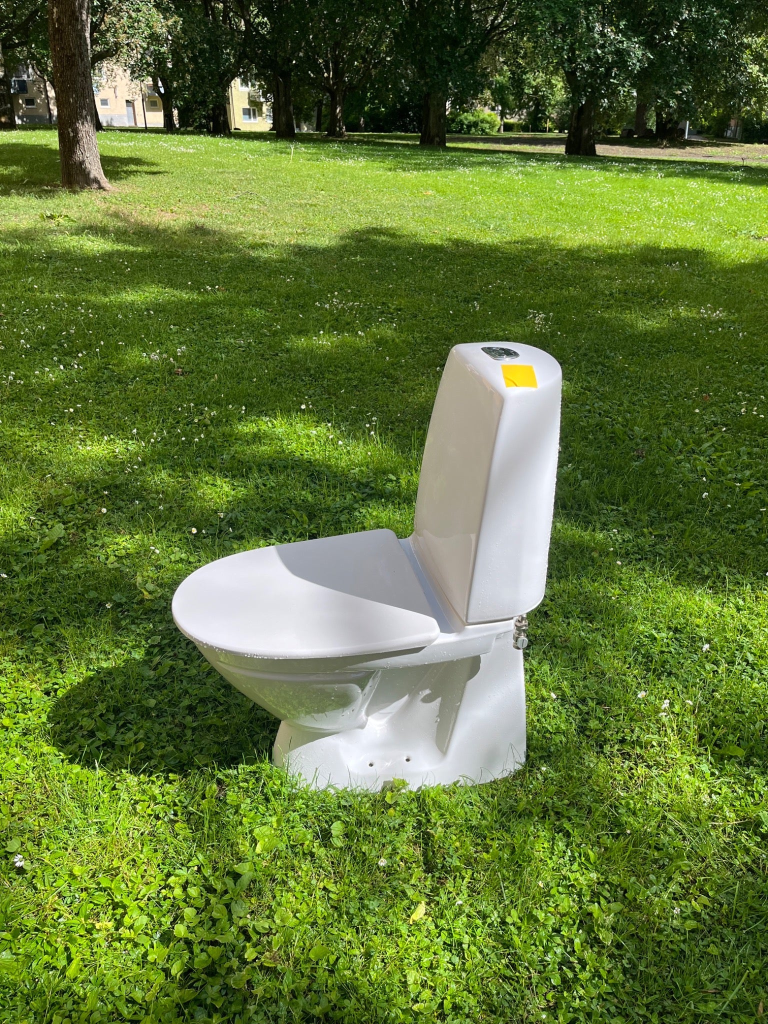 Snålspolande toalettstol från IFÖ. Finns 2 olika modeller.