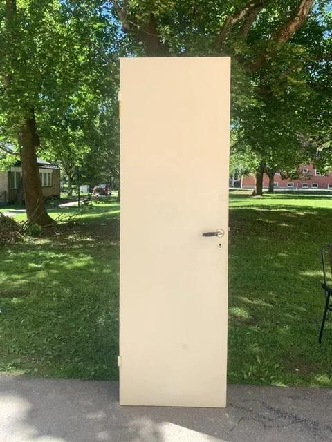 Låskista ingår. Handtag köpes separat.