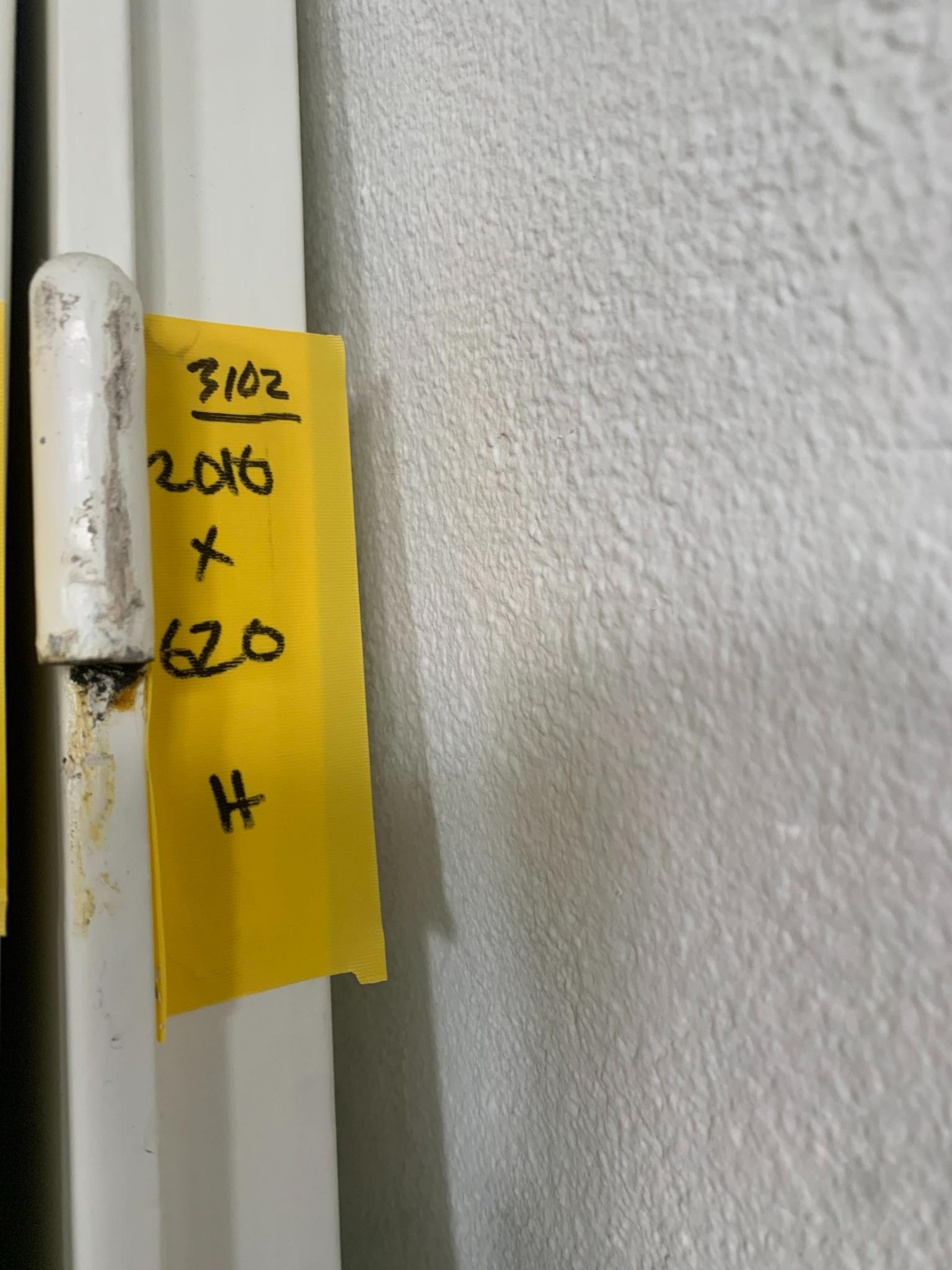 Vitmålad dörr med falsad kant. Låskista ingår. Handtag köpes separat. Måtten gäller utan fals.