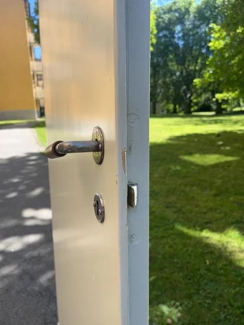 Vitmålad dörr med falsad kant. Låskista ingår. Handtag köpes separat. Måtten gäller utan fals.