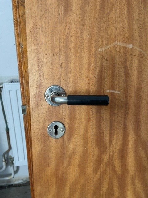 Funkistrycke i krom och svart bakelit med tryckesbrickor, fyrkantspinne och nyckelskylt