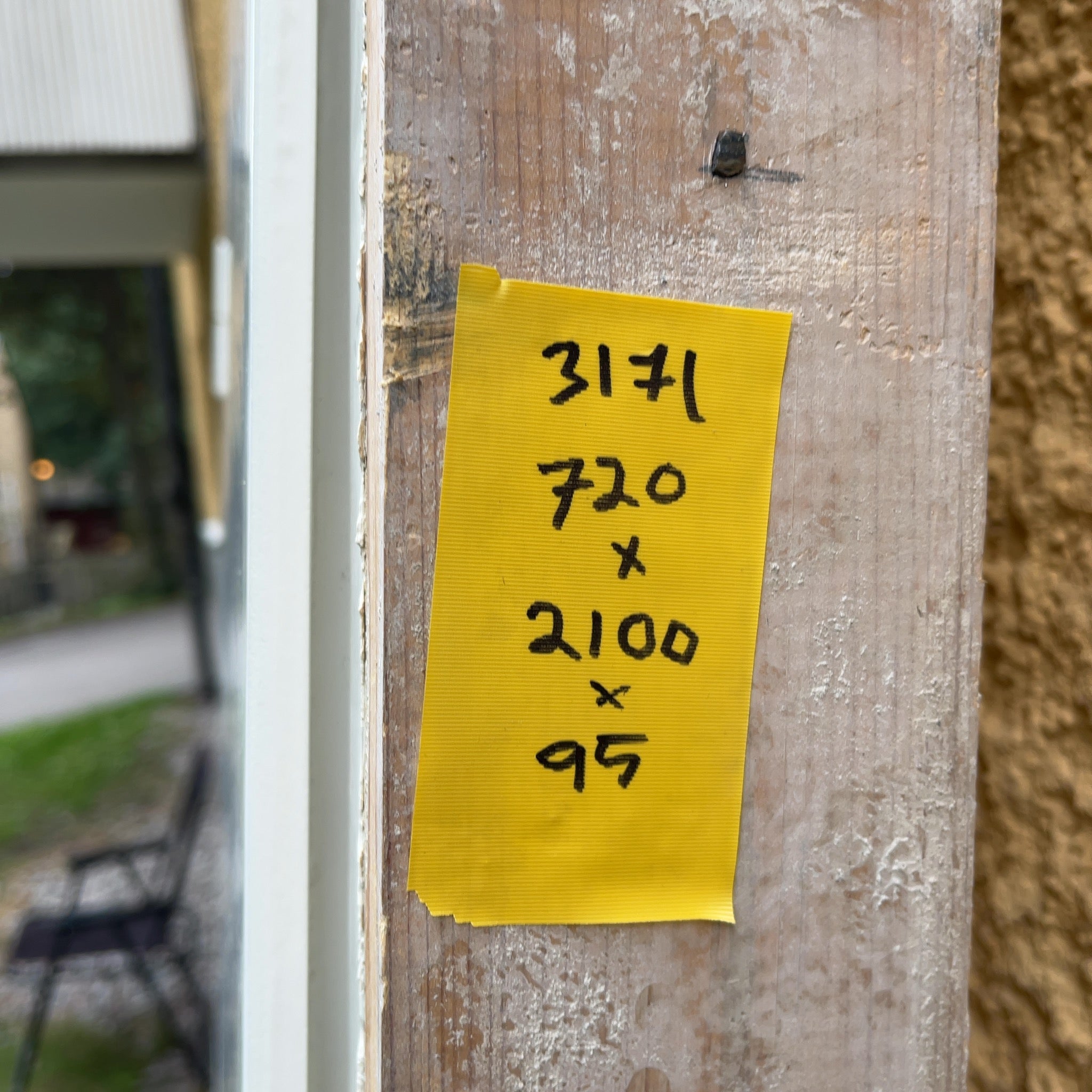 Falsad vit trädörr med karm. Vänsterhängd.