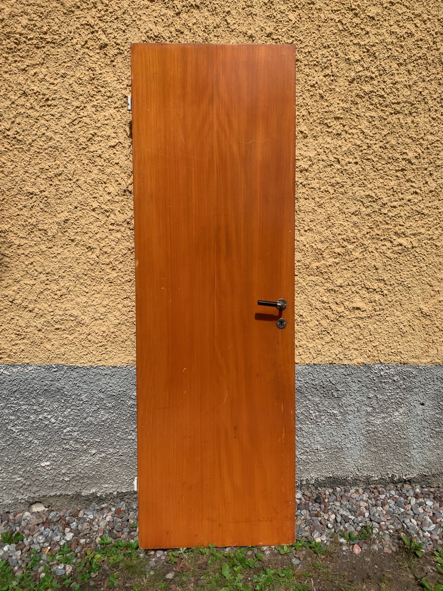 Låskista ingår. Handtag köpes separat. Repor kan förekomma.