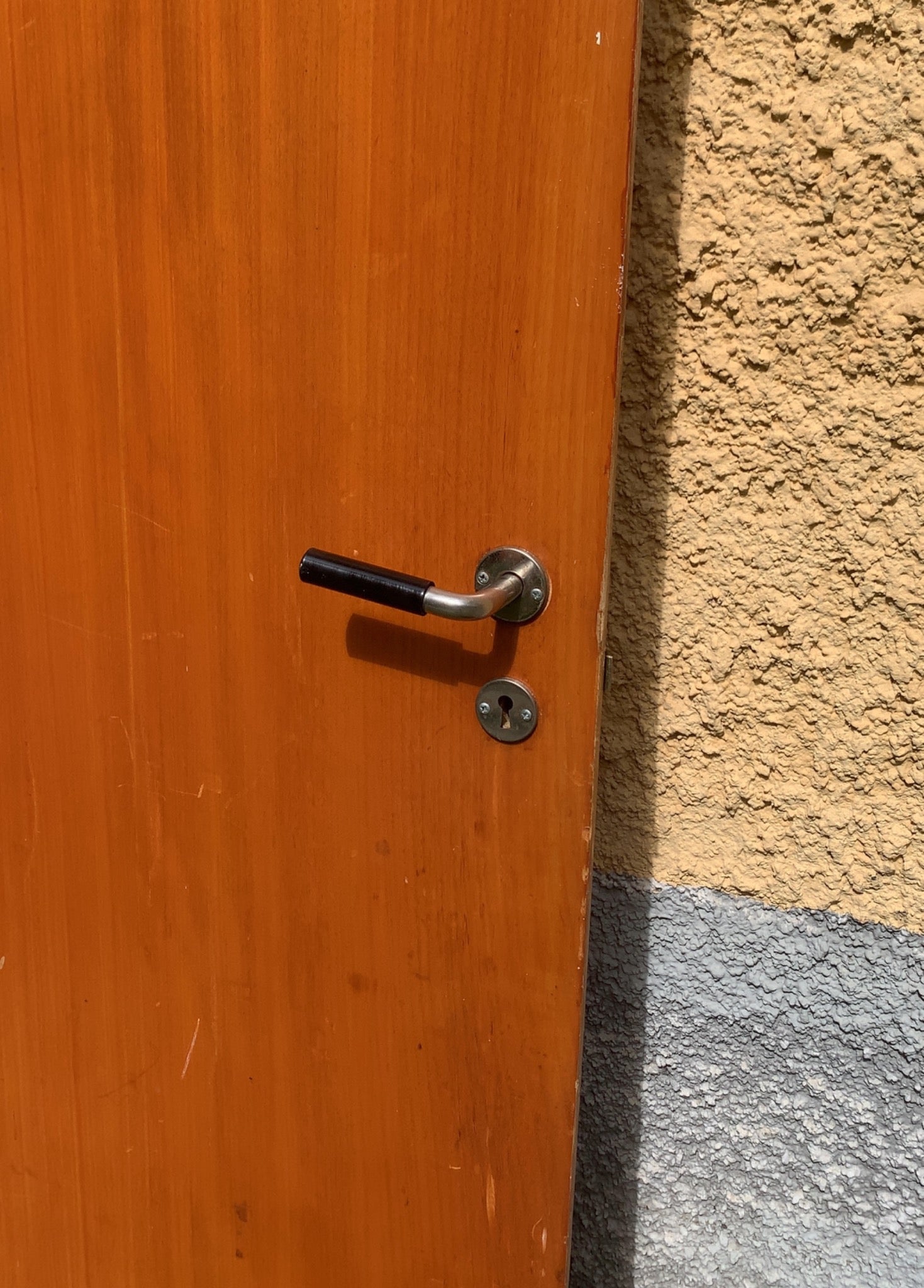 Låskista ingår. Handtag köpes separat. Repor kan förekomma.