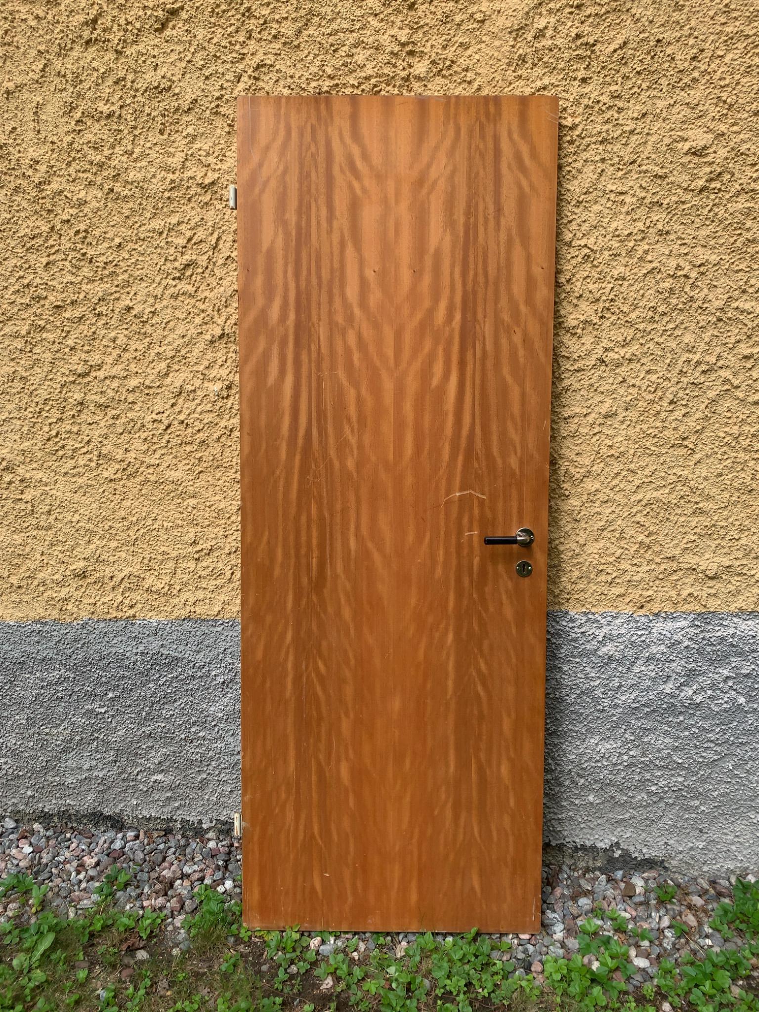 Låskista ingår. Handtag köpes separat. Repor kan förekomma.