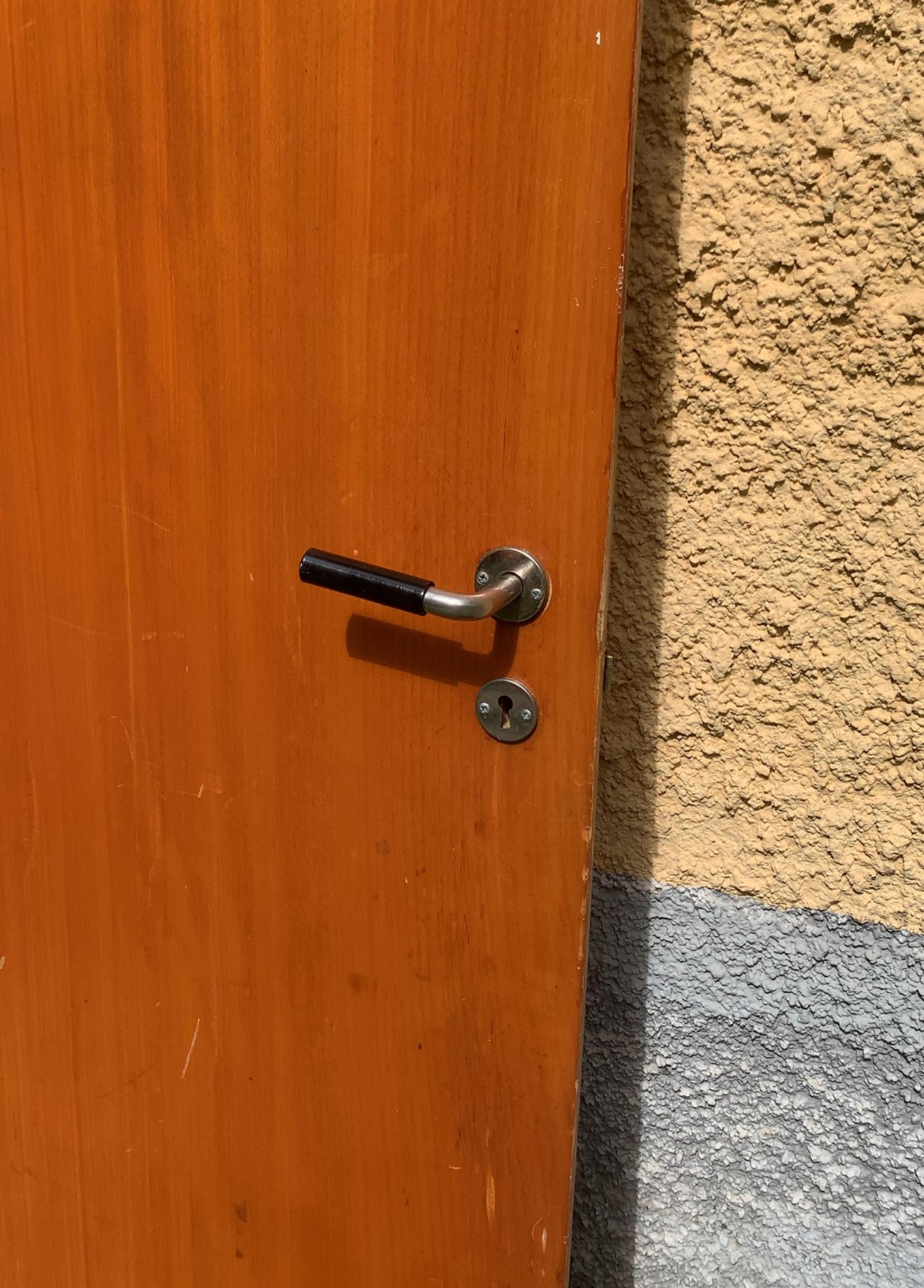 Låskista ingår. Handtag köpes separat. Repor kan förekomma.