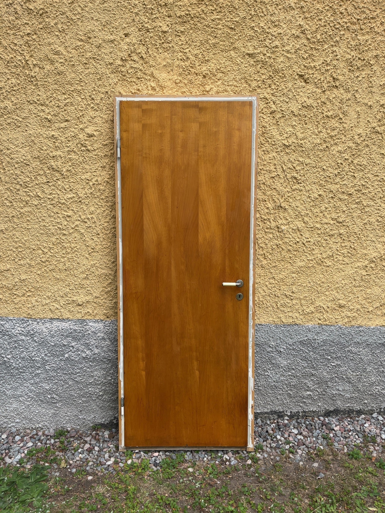 Gabondörr med falsad kant och tillhörande karm. Handtag köper separat.