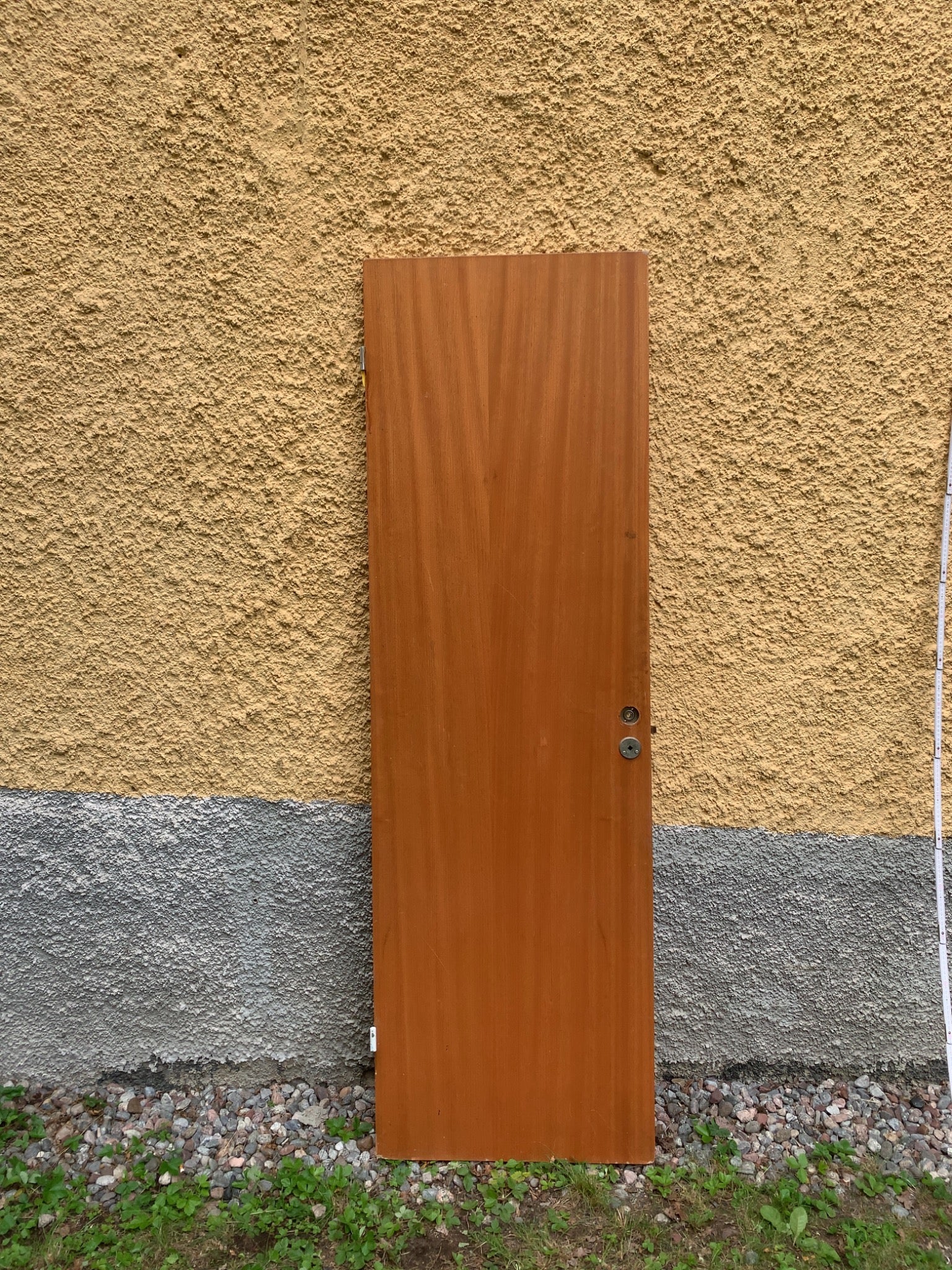 Repor kan förekomma. Kommer med låskista. Handtag köpes separat.