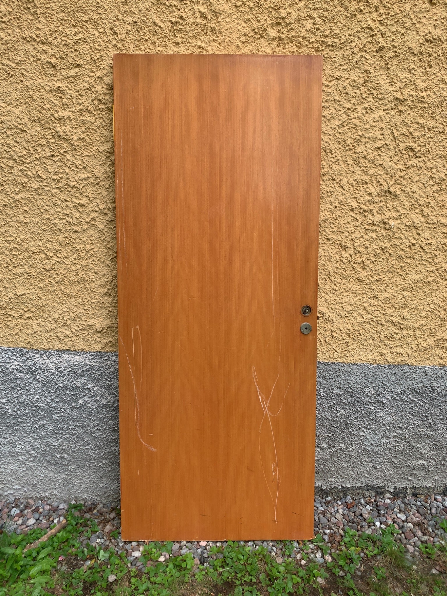 Repor kan förekomma. Låskista ingår. Handtag köpes separat.