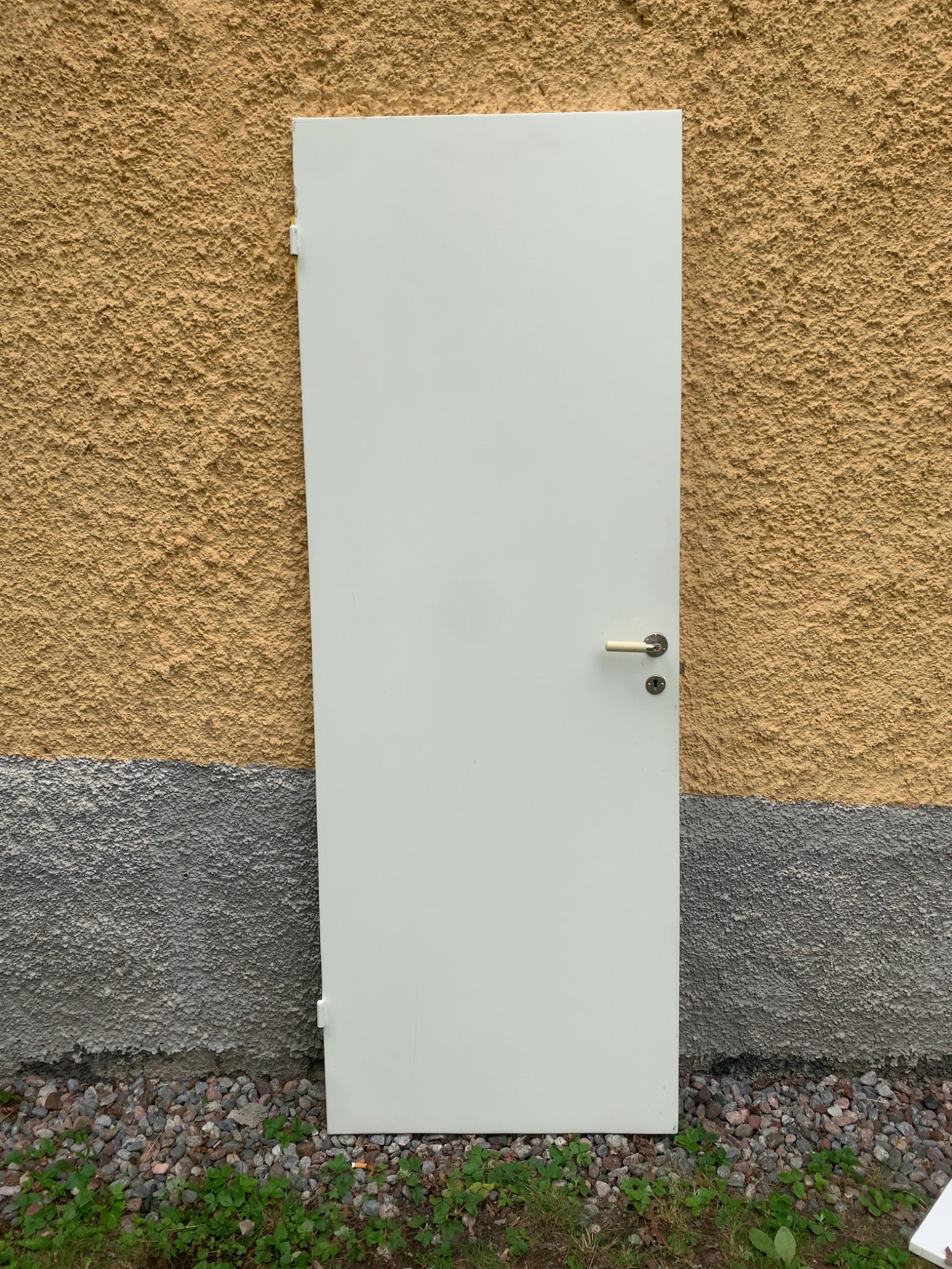 Färgskav kan förekomma. Låskista ingår. Handtag köpes separat.