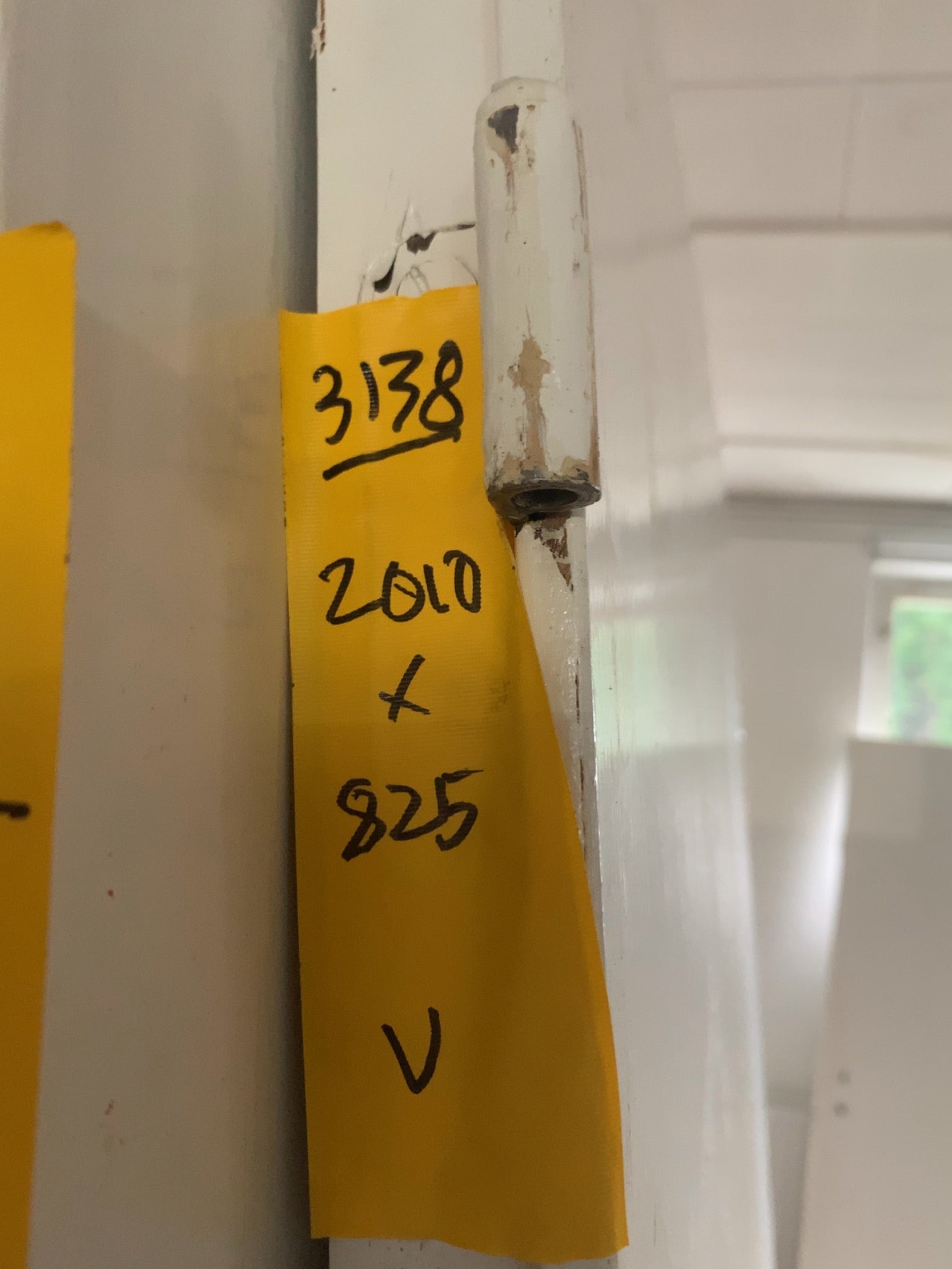 Färgskav kan förekomma. Låskista ingår. Handtag köpes separat.