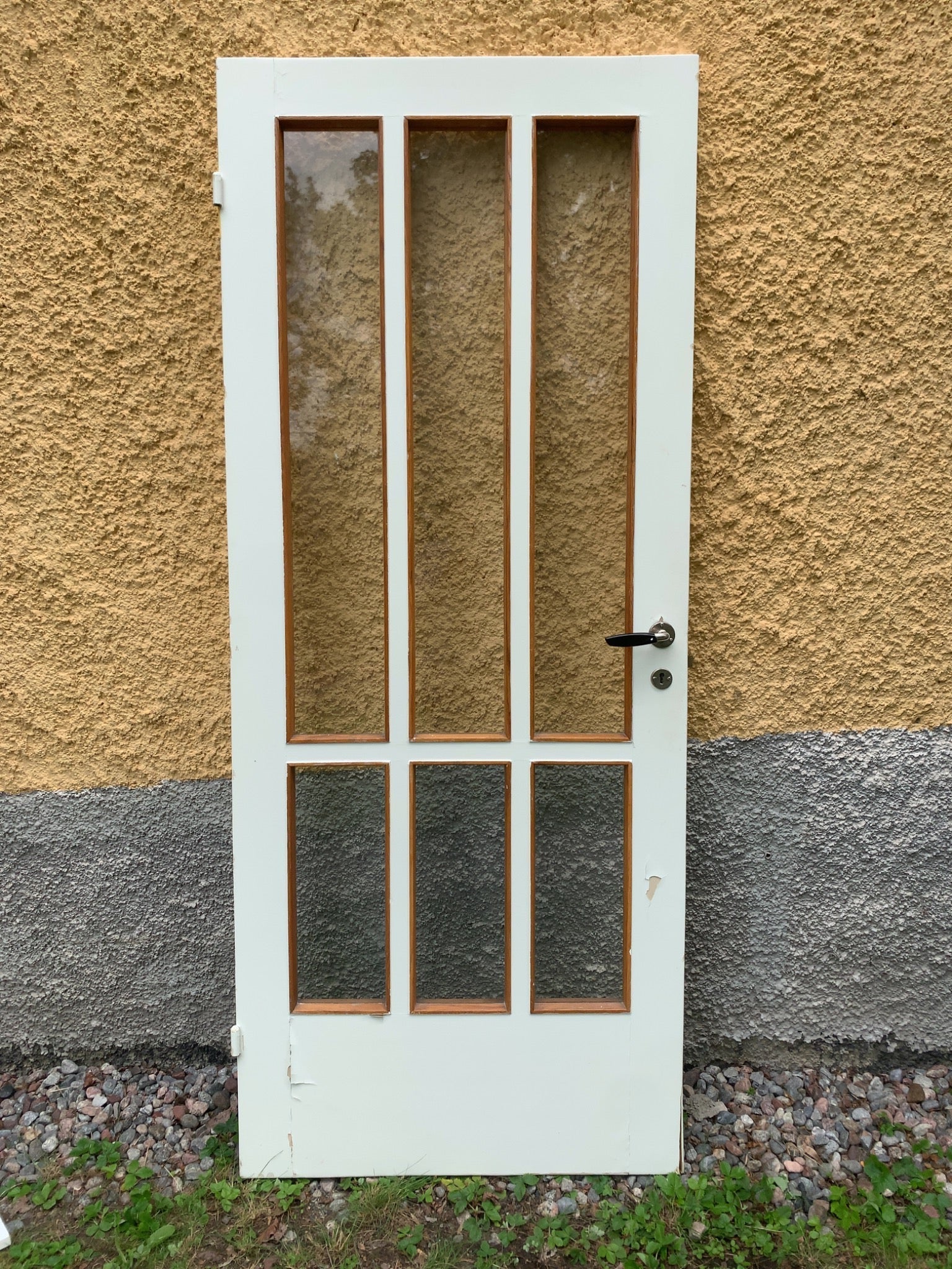 Glasdörr med kantlister i ek. Finns både med rak eller falsad kant. Låskista ingår. Handtag köpes separat.