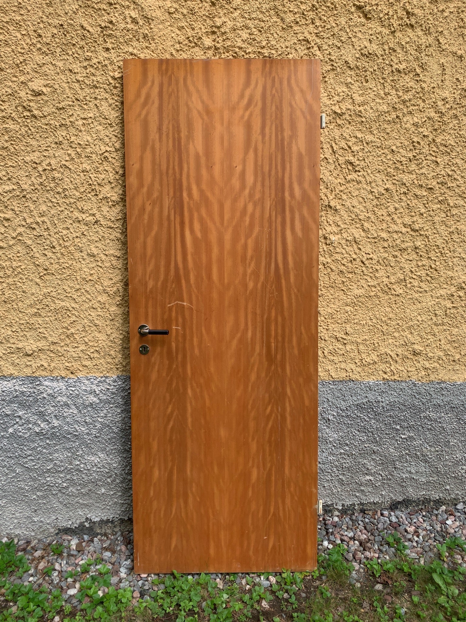 Låskista ingår. Handtag köpes separat. Repor kan förekomma.