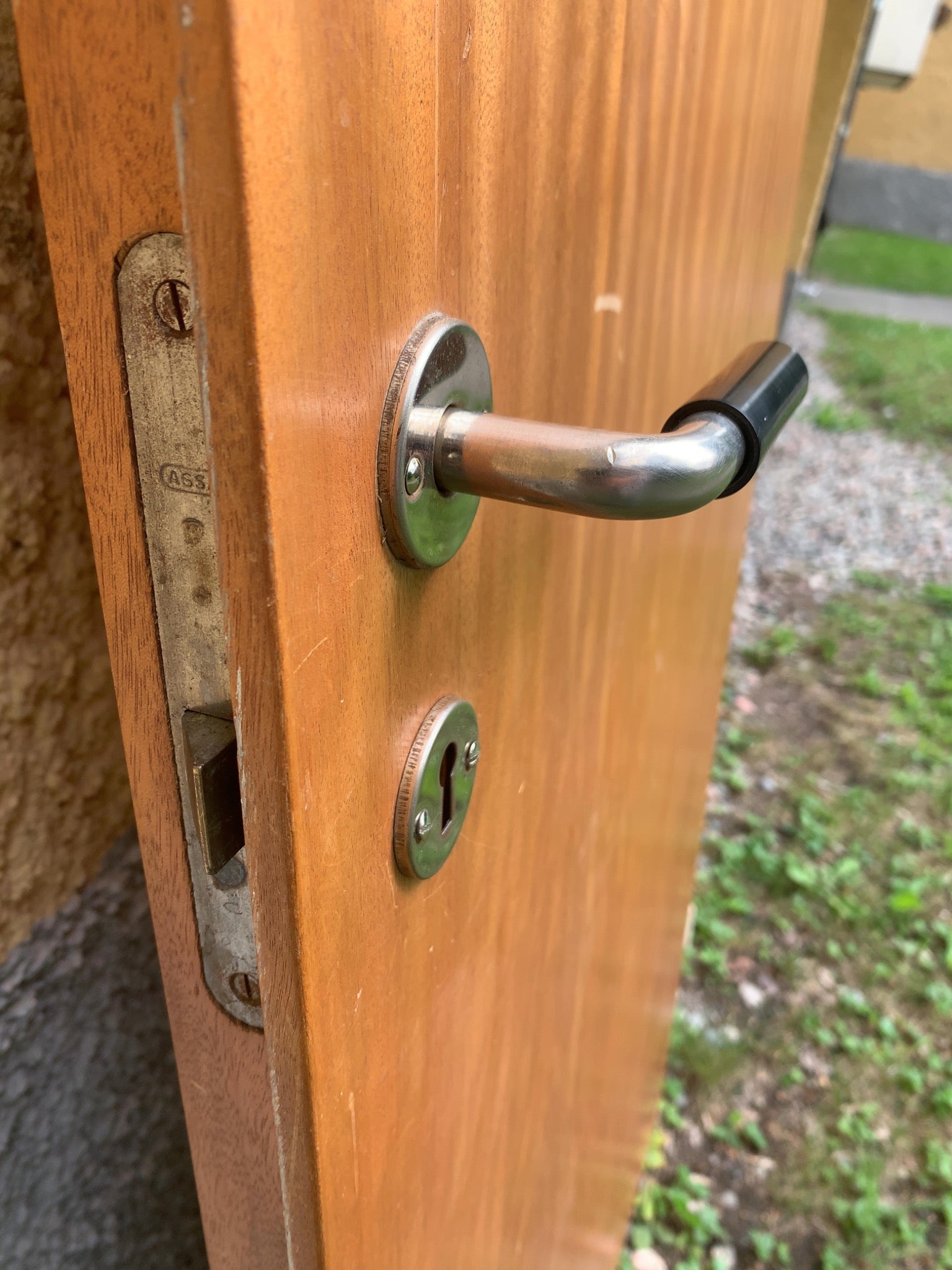 Låskista ingår. Handtag köpes separat. Repor kan förekomma.