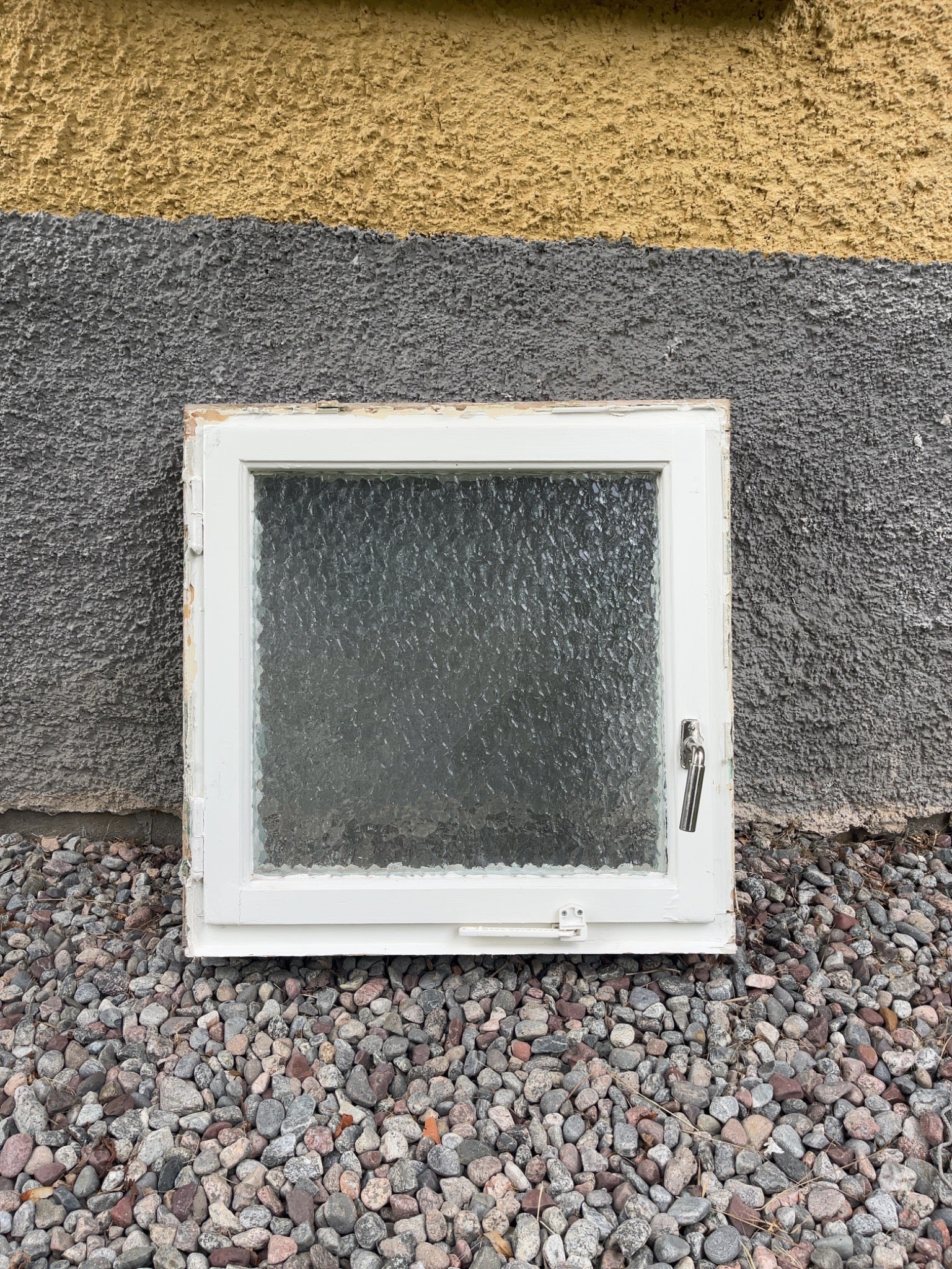 Passar utmärkt till badrum. Fint skick. Kommer med handtag och karm