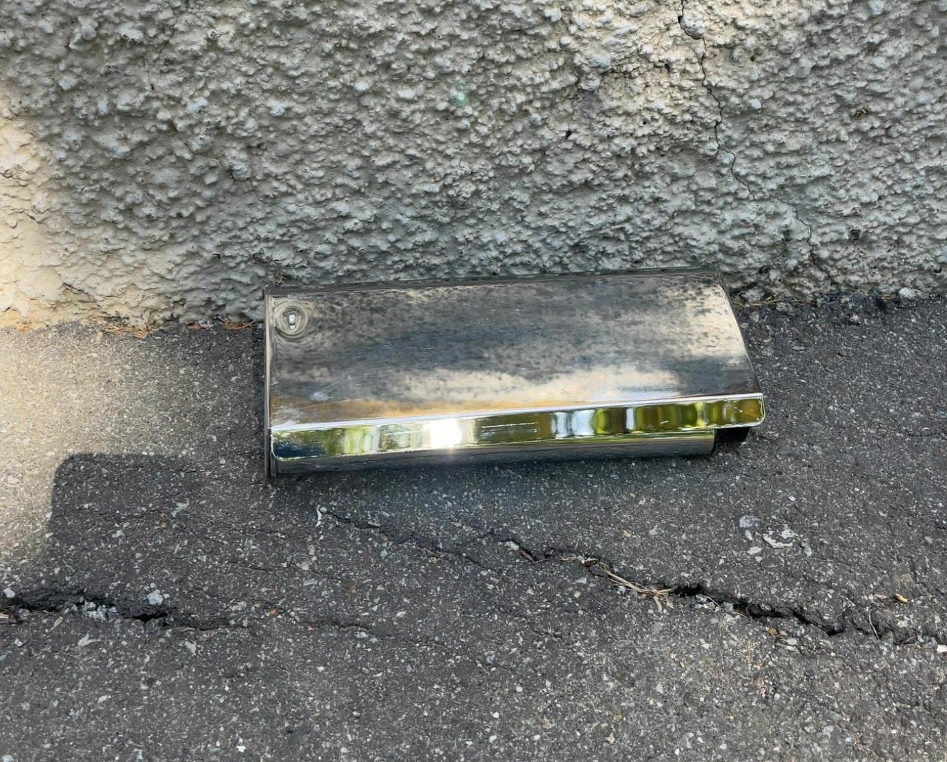 Hållare för hushållspapper i rostfritt.