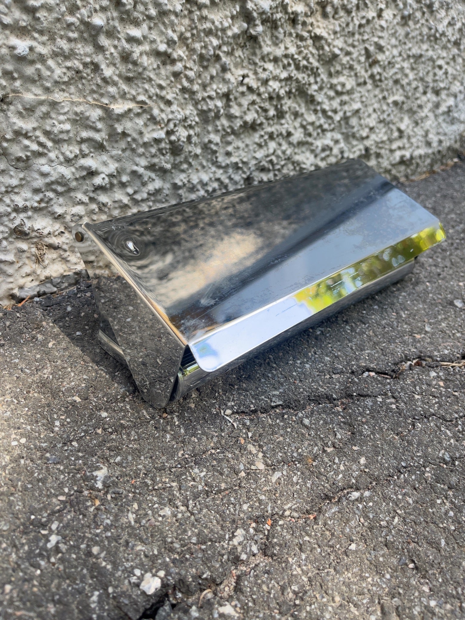 Hållare för hushållspapper i rostfritt.