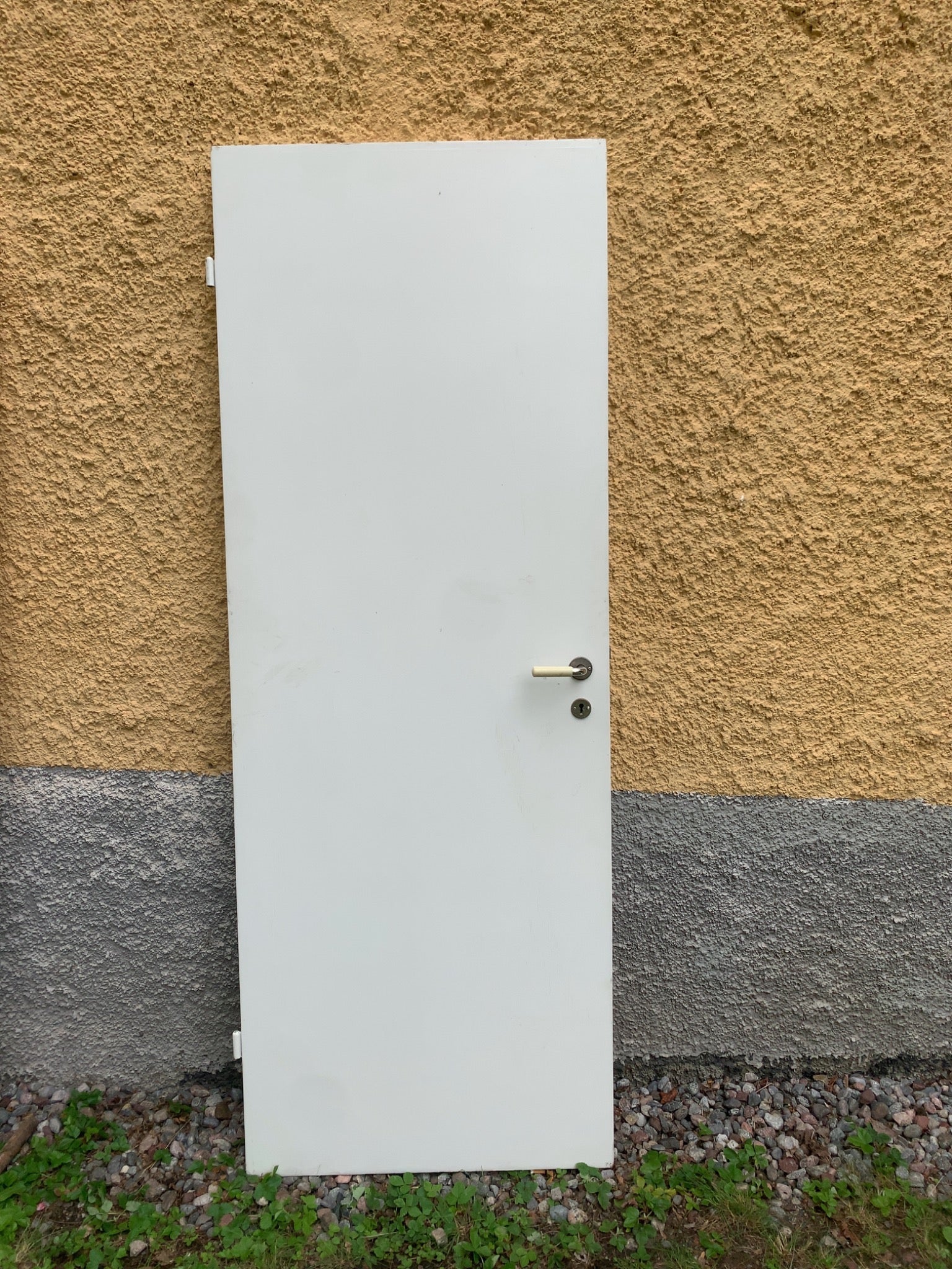 Färgskav kan förekomma Låskista ingår. Handtag köpes separat.