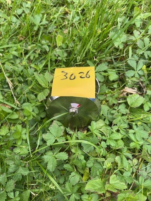 Dörrtrycke med separat toalettvred i stål och svart bakelit.