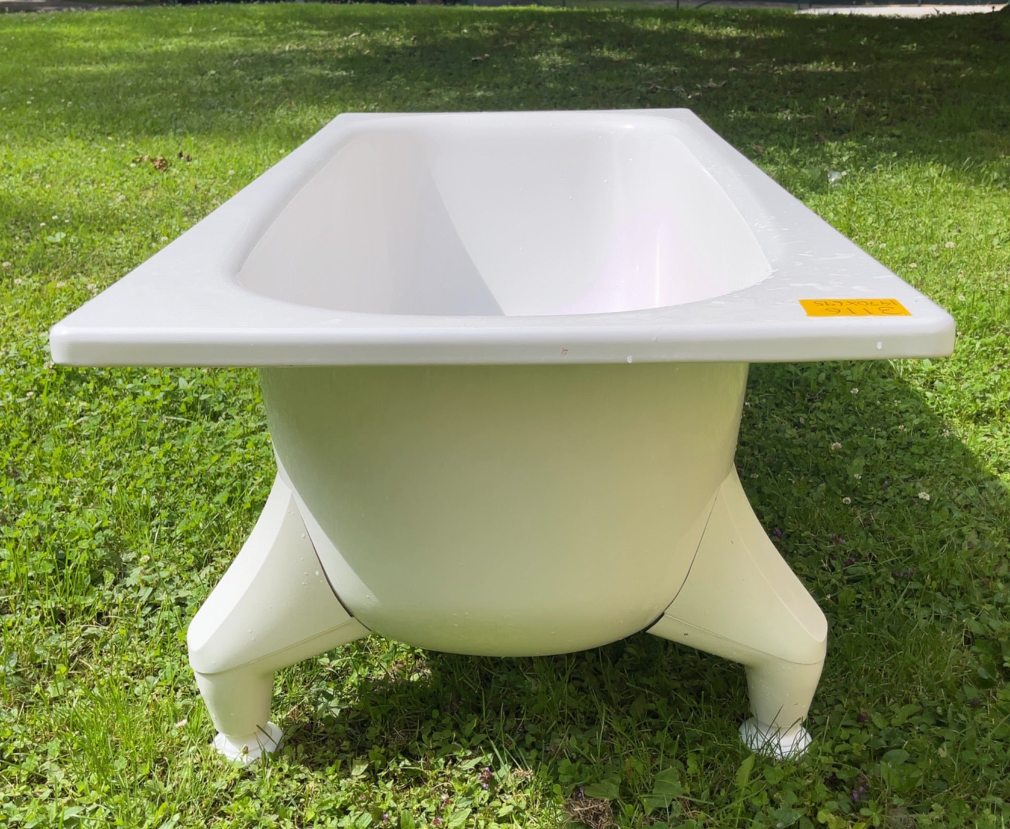 Kommer med ben.Någon mindre emaljskada kan förekomma.Bredd: 695 mm Höjd: 550 mm Längd: 1470 mm