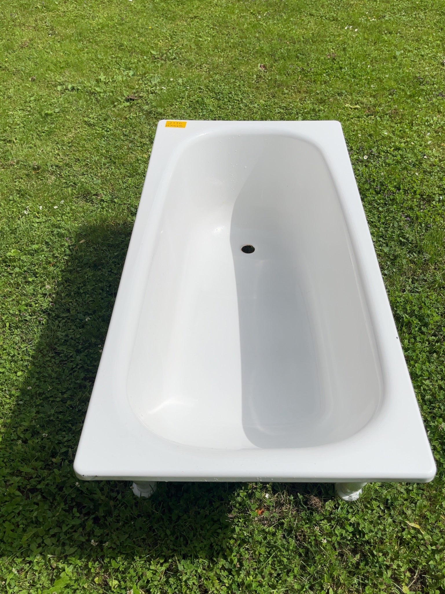 Kommer med ben.Någon mindre emaljskada kan förekomma.Bredd: 695 mm Höjd: 550 mm Längd: 1470 mm