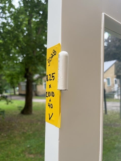 Glasdörr från 50-talet i vitmålad massiv furu. Kantlister kring glas i vitmålad ek..