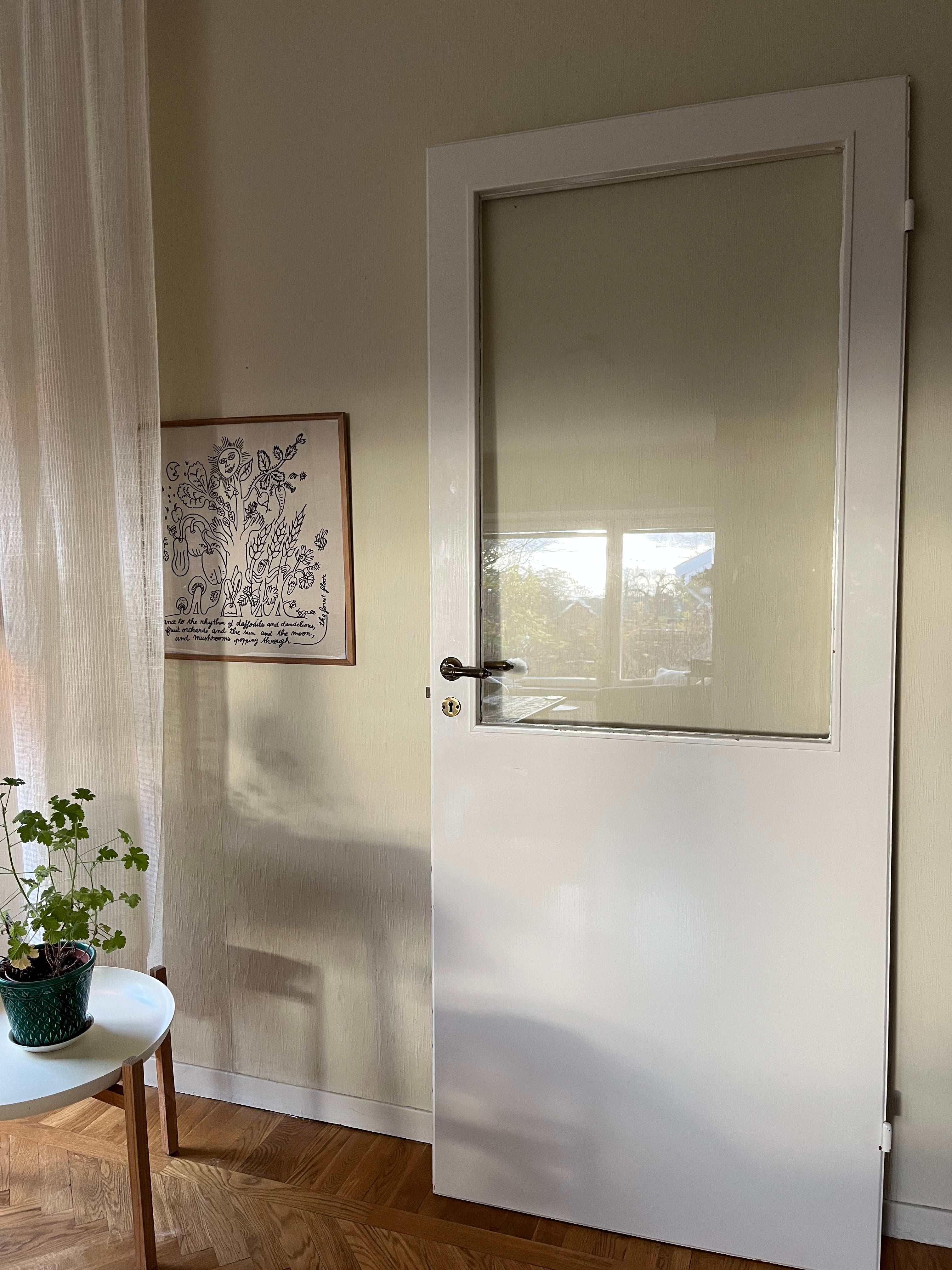 Slät gabondörr med glasruta i övre delen. Målad i vitt. Stabil konstruktion med träkärna och fanér. Ger bra ljusinsläpp mellan rum och passar både äldre och nyare interiörer.