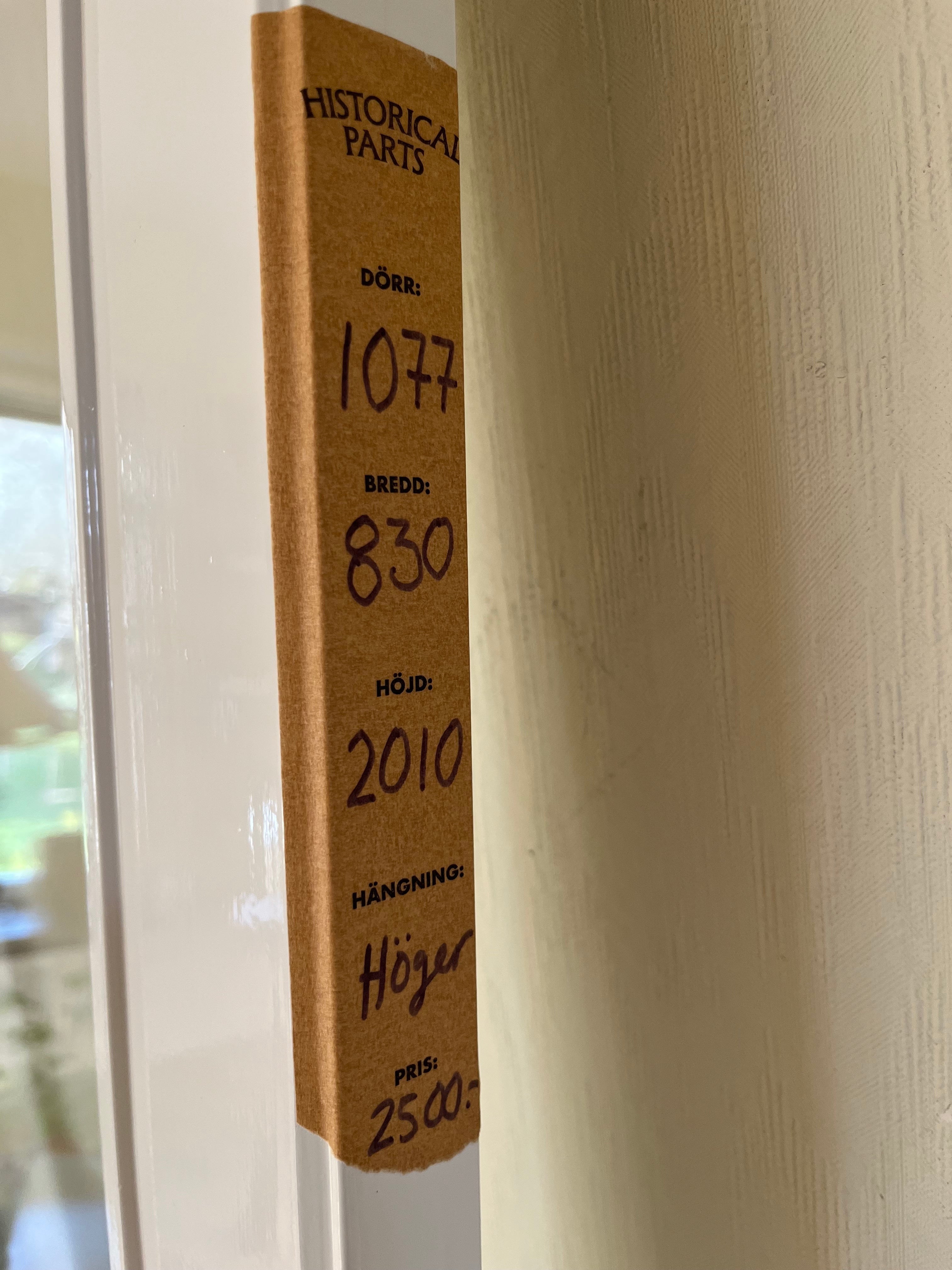 Slät gabondörr med glasruta i övre delen. Målad i vitt. Stabil konstruktion med träkärna och fanér. Ger bra ljusinsläpp mellan rum och passar både äldre och nyare interiörer.