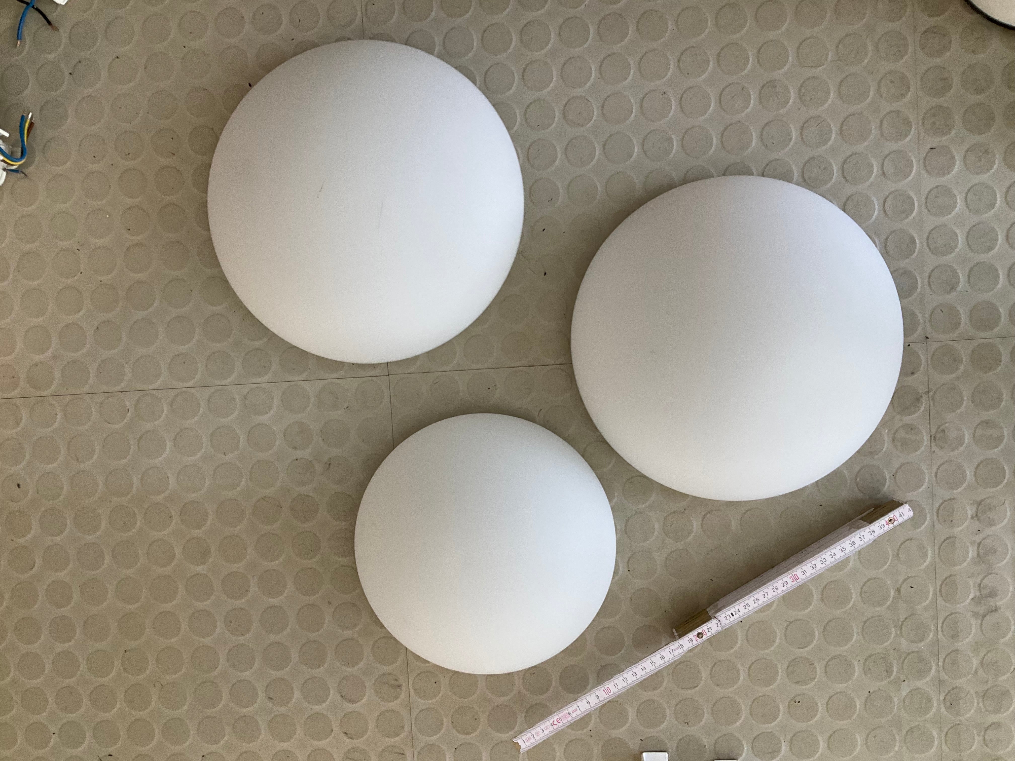 Vägglampor olika storlekar. Finns 3 st enligt bilder.
