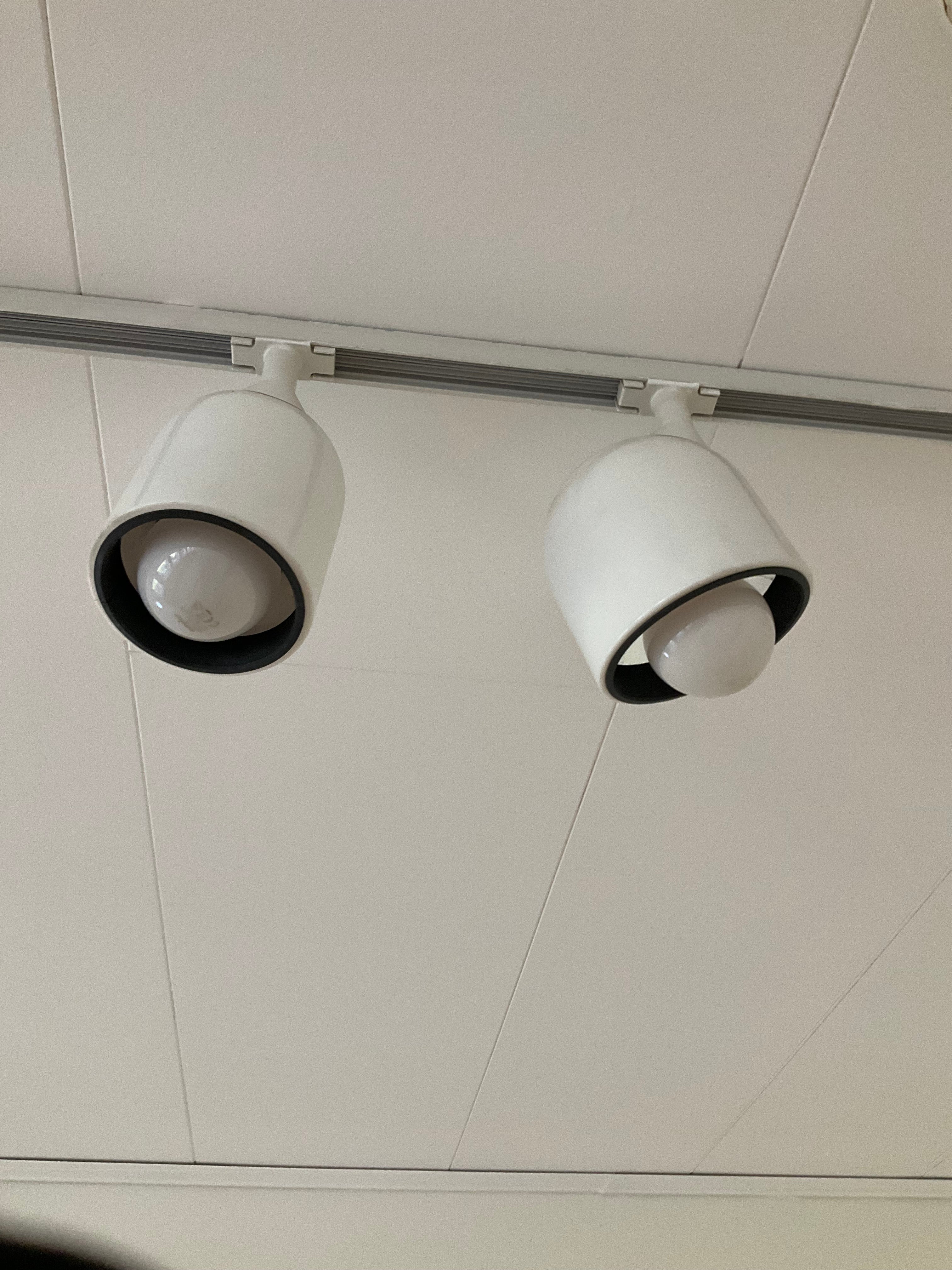 20 armaturer + skena. Takhängd.Varierar lite i storlek.Säljs i befintligt skick.