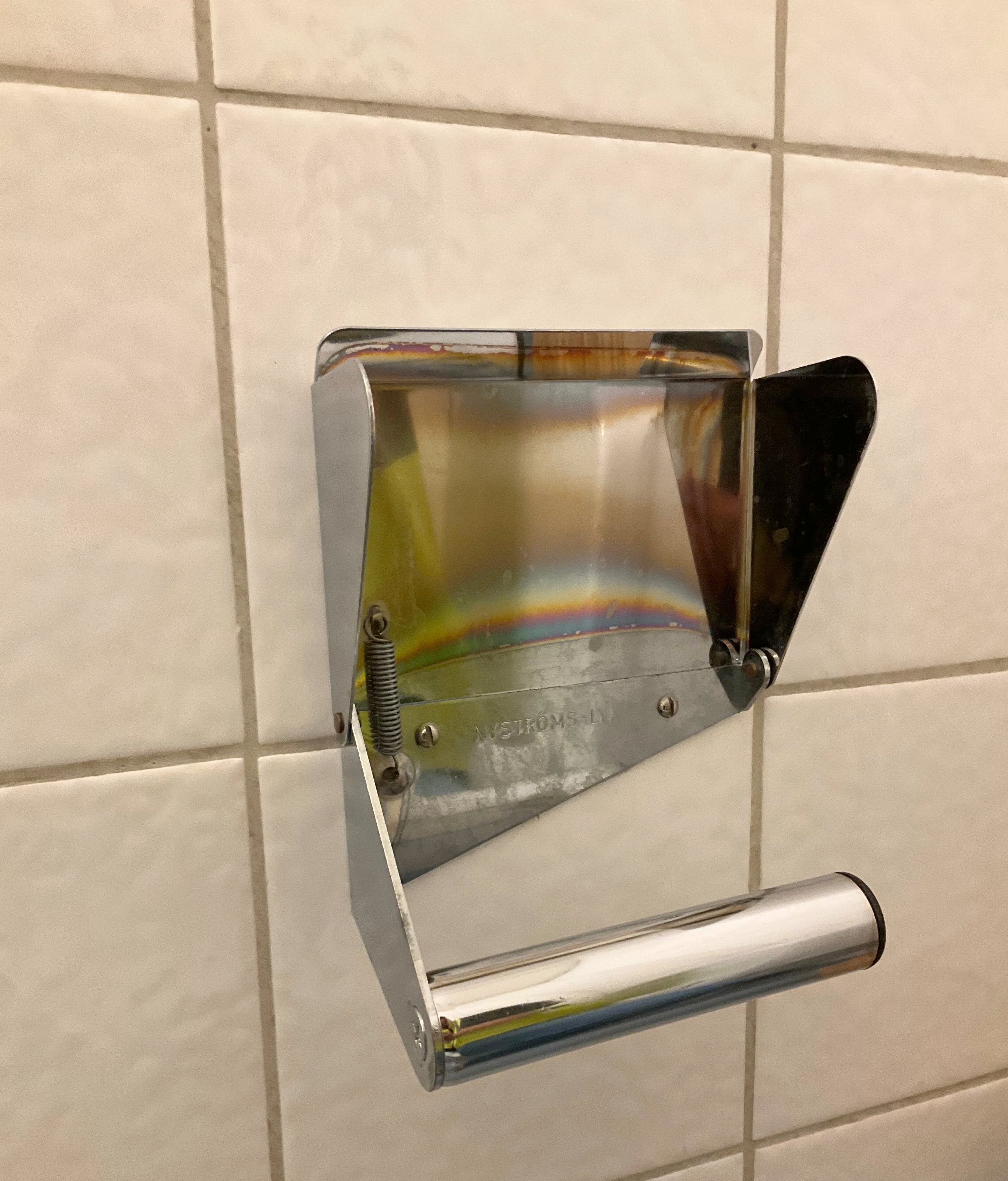 Klassisk toalettpappershållare i rostfritt.
