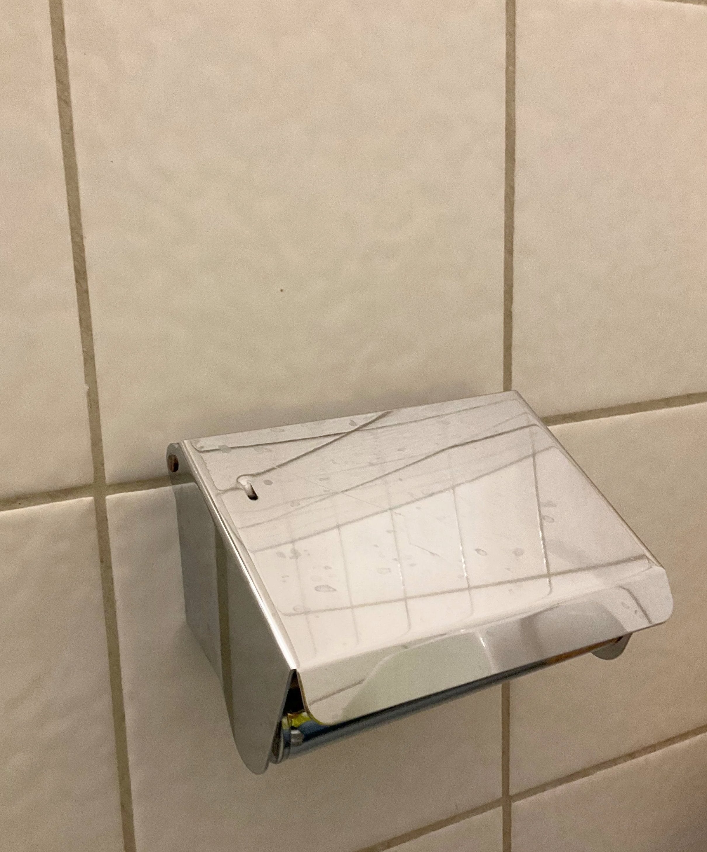 Klassisk toalettpappershållare i rostfritt.