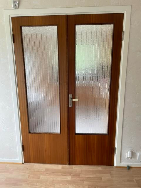 Glasdörrar i teak från slutet av 50-talet. Inklusive karm och handtag. (Mått utan karm 1330 x 2020)Finns på Tyresö, Stockholm