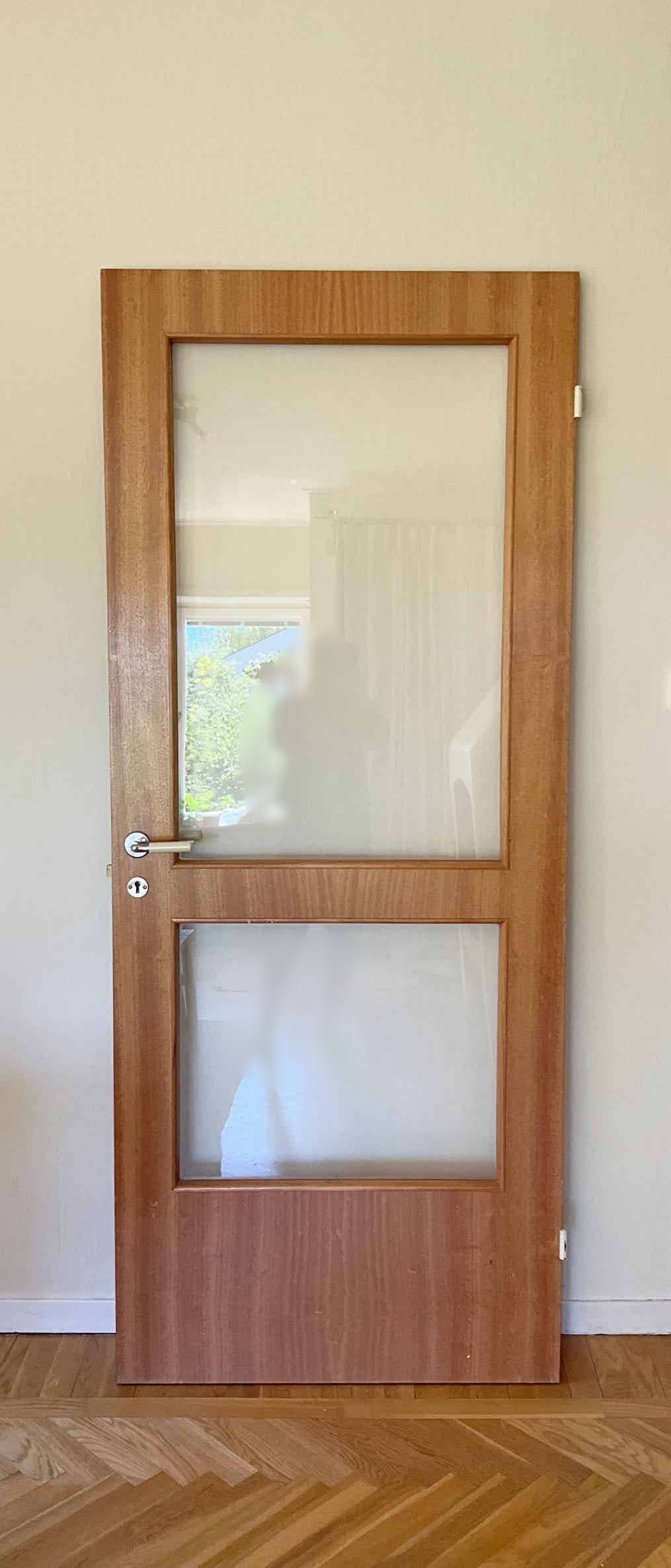 En gabondörr är en av de mest populära typerna av innerdörrar i Sverige, känd för sin varma träyta, slitstarka konstruktion och tidlösa design. Med fanerad yta i gabonträ blir dörren både dekorativ och funktionell, och den passar lika bra i klassiska som moderna miljöer. Gabondörrar är robusta och ger god ljudisolerande effekt, vilket gör dem idealiska i vardagsrum, sovrum, kontor eller förråd. Vi erbjuder återbrukade gabondörrar. Genom att välja en begagnad dörr bidrar du till ett mer hållbart byggande Perfekt som innerdörr i hem, kontor eller renoveringsprojekt.