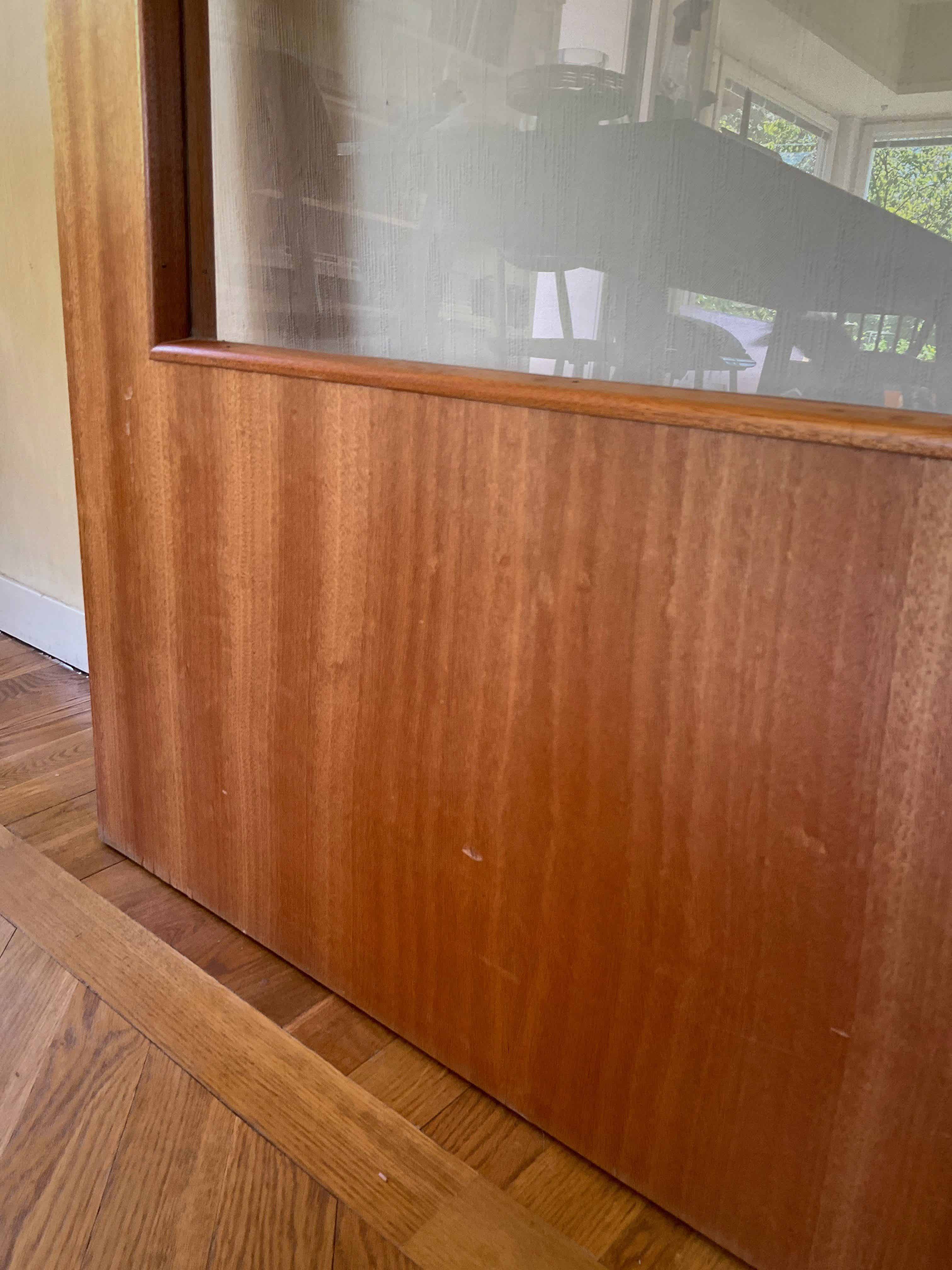 En gabondörr är en av de mest populära typerna av innerdörrar i Sverige, känd för sin varma träyta, slitstarka konstruktion och tidlösa design. Med fanerad yta i gabonträ blir dörren både dekorativ och funktionell, och den passar lika bra i klassiska som moderna miljöer. Gabondörrar är robusta och ger god ljudisolerande effekt, vilket gör dem idealiska i vardagsrum, sovrum, kontor eller förråd. Vi erbjuder återbrukade gabondörrar. Genom att välja en begagnad dörr bidrar du till ett mer hållbart byggande Perfekt som innerdörr i hem, kontor eller renoveringsprojekt.