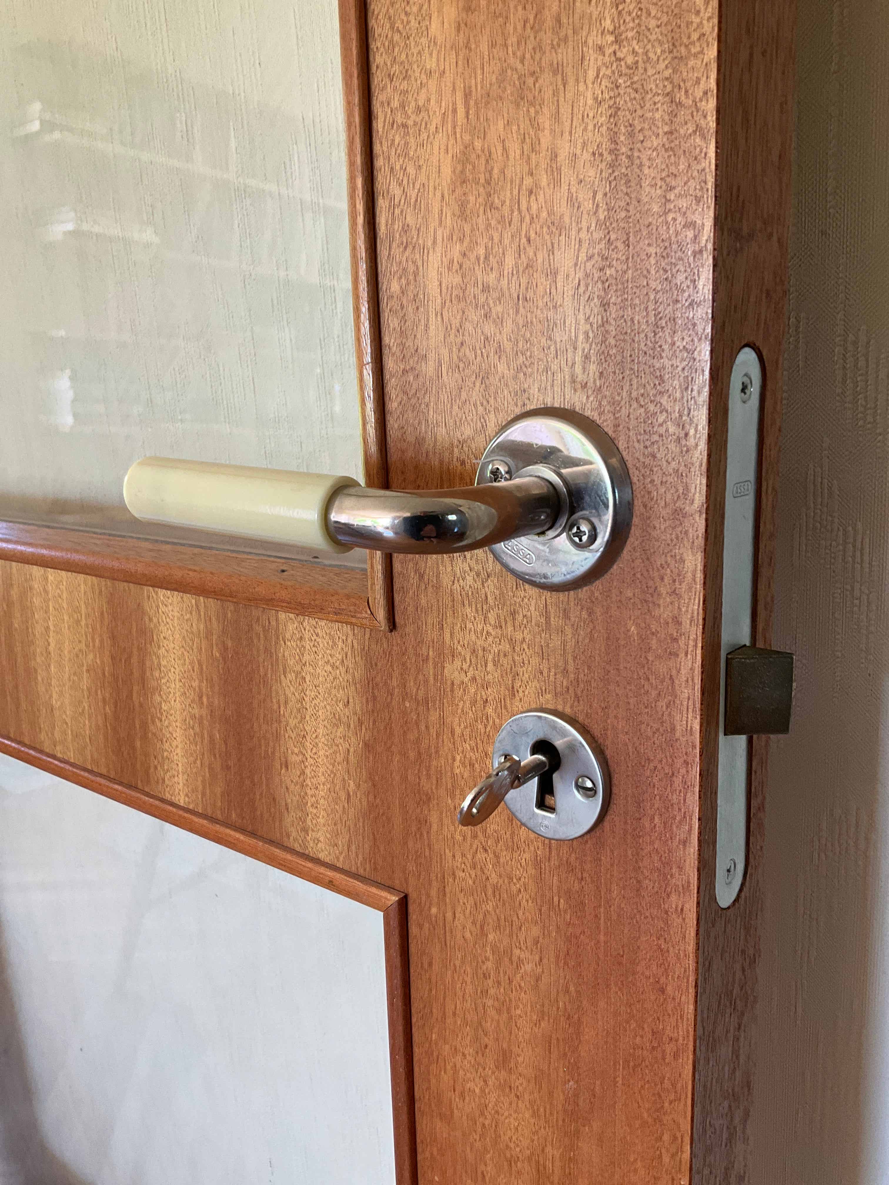 En gabondörr är en av de mest populära typerna av innerdörrar i Sverige, känd för sin varma träyta, slitstarka konstruktion och tidlösa design. Med fanerad yta i gabonträ blir dörren både dekorativ och funktionell, och den passar lika bra i klassiska som moderna miljöer. Gabondörrar är robusta och ger god ljudisolerande effekt, vilket gör dem idealiska i vardagsrum, sovrum, kontor eller förråd. Vi erbjuder återbrukade gabondörrar. Genom att välja en begagnad dörr bidrar du till ett mer hållbart byggande Perfekt som innerdörr i hem, kontor eller renoveringsprojekt.