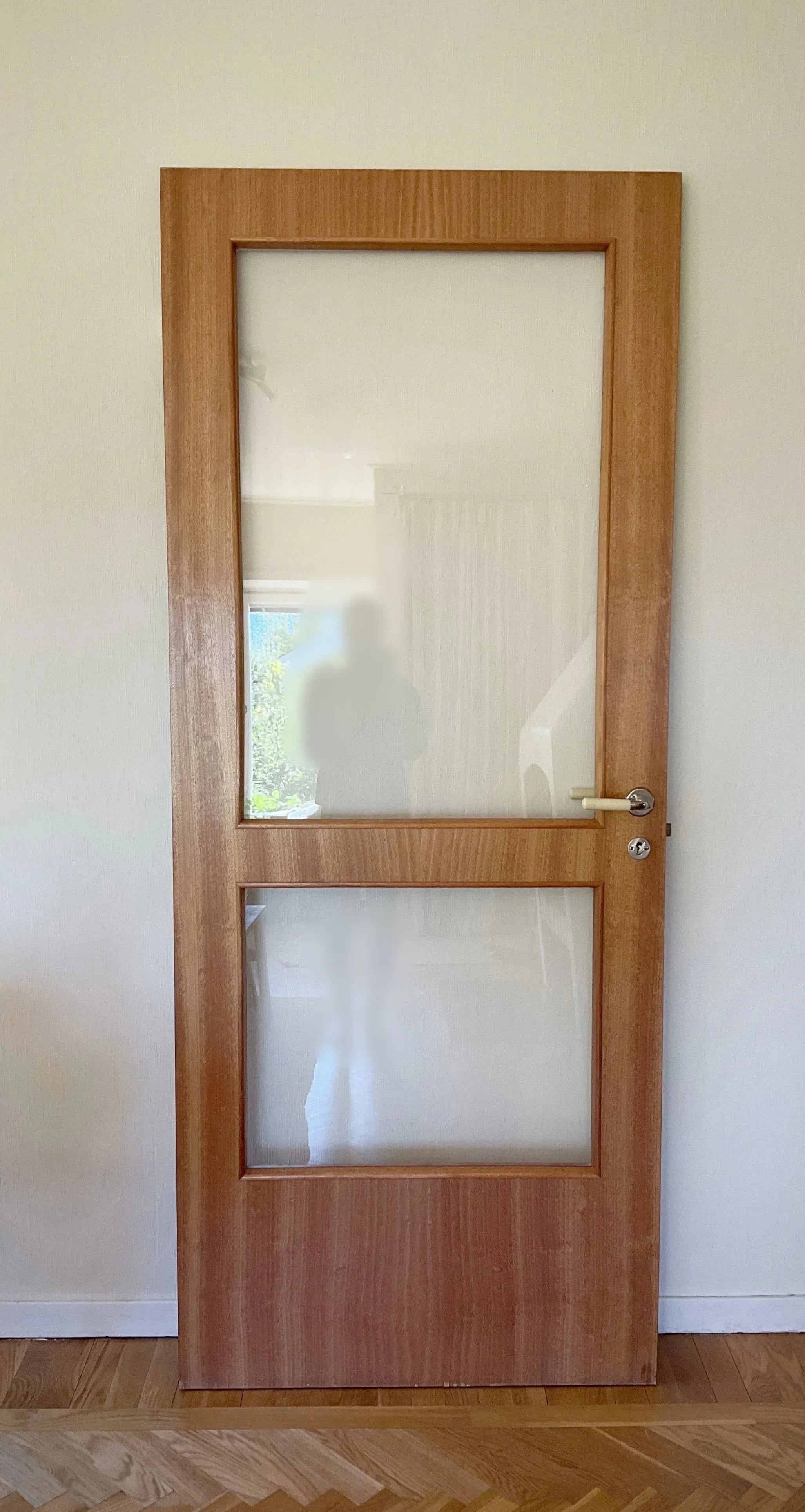 En gabondörr är en av de mest populära typerna av innerdörrar i Sverige, känd för sin varma träyta, slitstarka konstruktion och tidlösa design. Med fanerad yta i gabonträ blir dörren både dekorativ och funktionell, och den passar lika bra i klassiska som moderna miljöer. Gabondörrar är robusta och ger god ljudisolerande effekt, vilket gör dem idealiska i vardagsrum, sovrum, kontor eller förråd. Vi erbjuder återbrukade gabondörrar. Genom att välja en begagnad dörr bidrar du till ett mer hållbart byggande Perfekt som innerdörr i hem, kontor eller renoveringsprojekt.