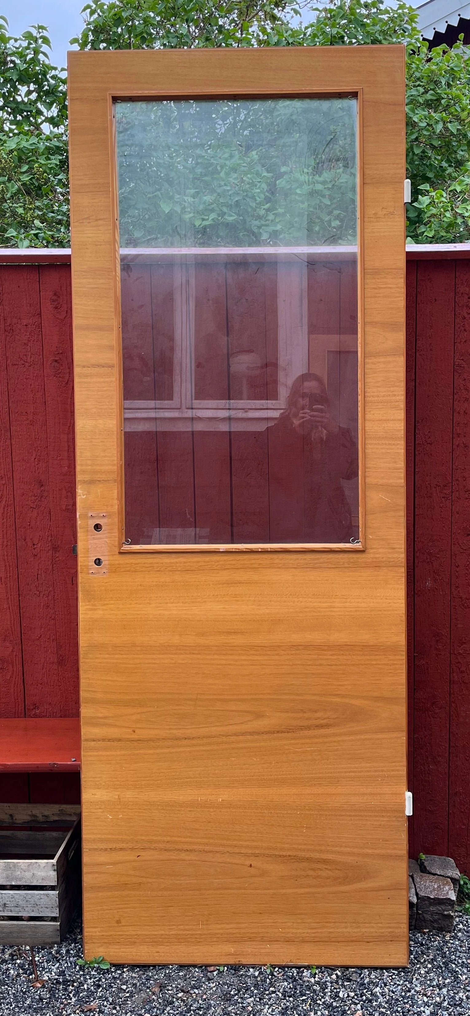 En gabondörr är en av de mest populära typerna av innerdörrar i Sverige, känd för sin varma träyta, slitstarka konstruktion och tidlösa design. Med fanerad yta i gabonträ blir dörren både dekorativ och funktionell, och den passar lika bra i klassiska som moderna miljöer. Gabondörrar är robusta och ger god ljudisolerande effekt, vilket gör dem idealiska i vardagsrum, sovrum, kontor eller förråd. Vi erbjuder återbrukade gabondörrar. Genom att välja en begagnad dörr bidrar du till ett mer hållbart byggande Perfekt som innerdörr i hem, kontor eller renoveringsprojekt.