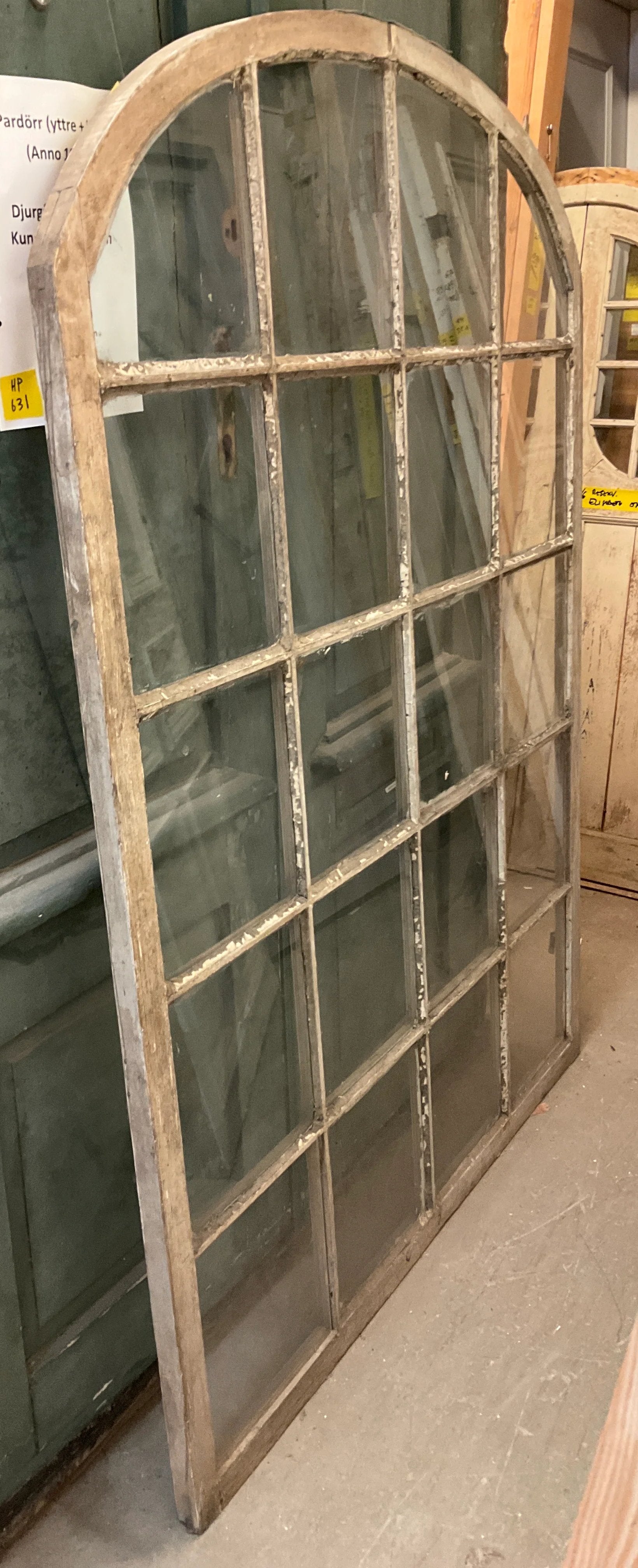 Enkelglas. Renovering krävs.