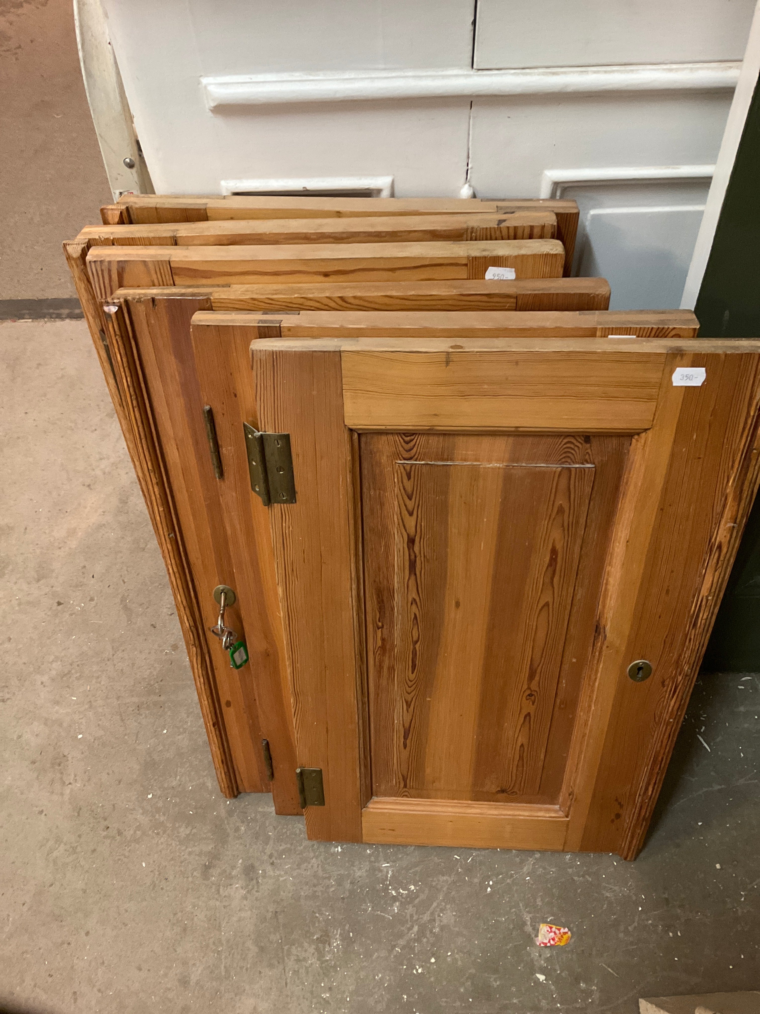 950 kr/ paret. Finns 2 par, 6 st dörrar.720 x 840 mm/ paret.