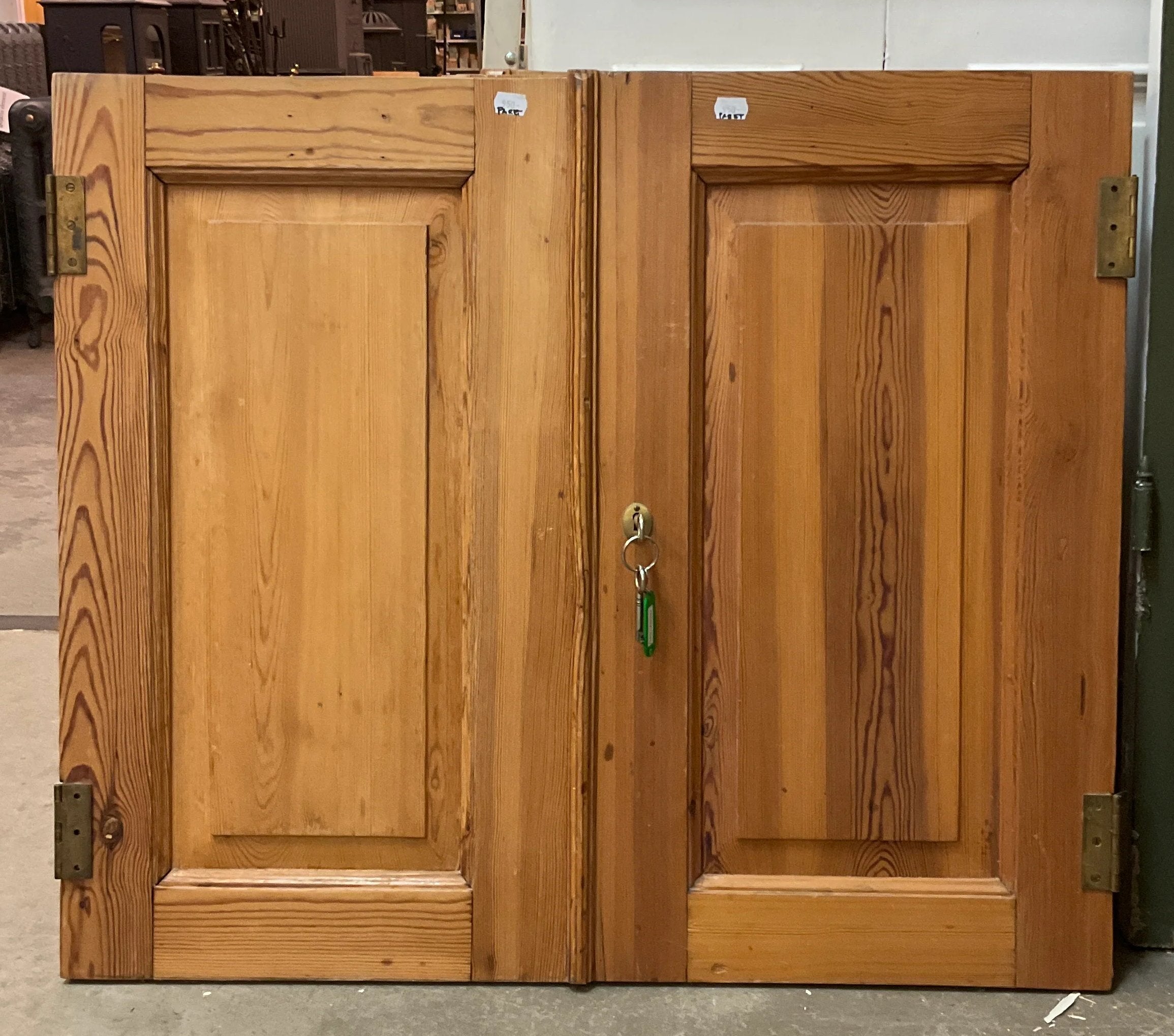 950 kr/ paret. Finns 2 par, 6 st dörrar.720 x 840 mm/ paret.