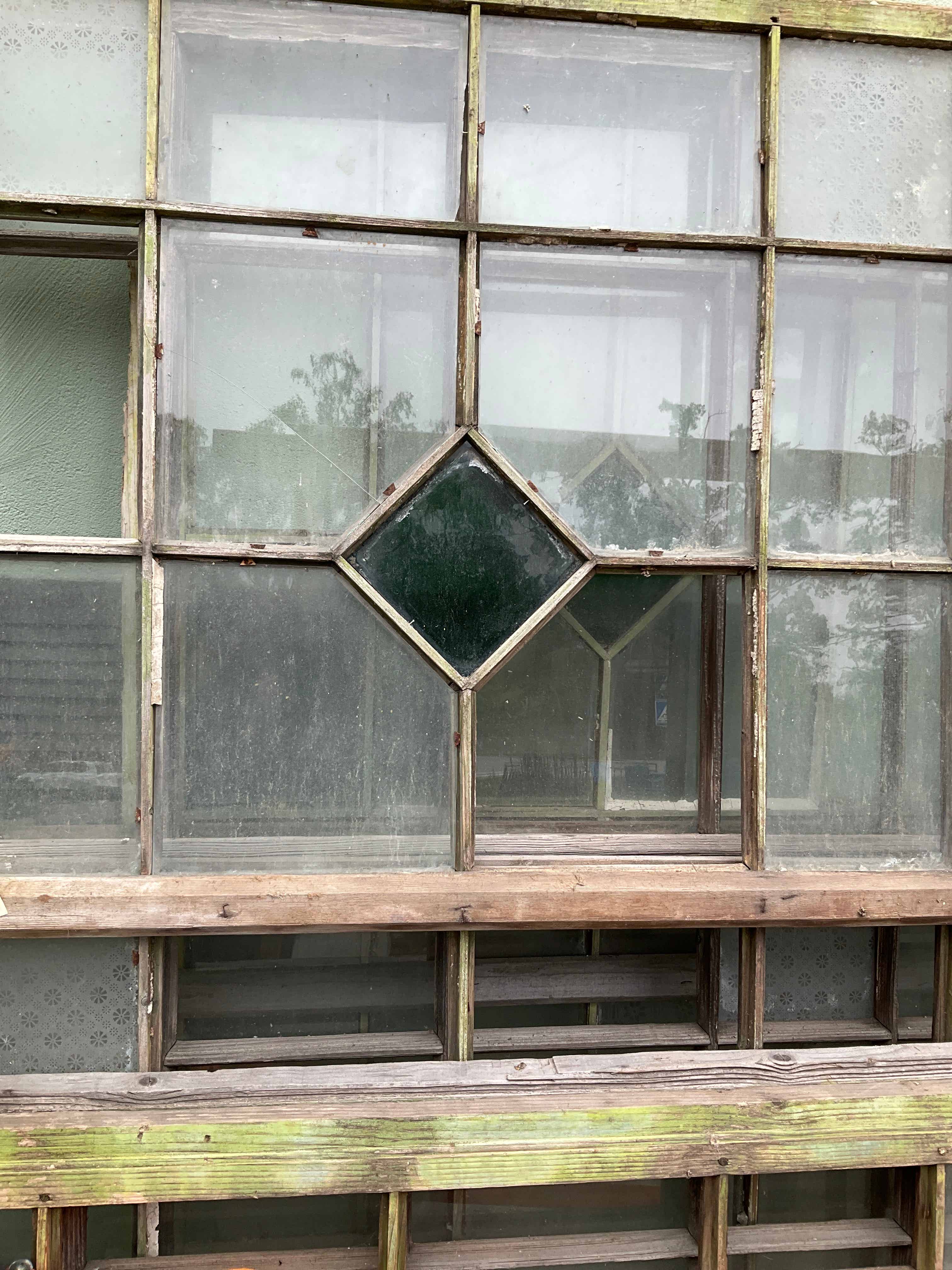 Totalt 5 st. Behöver omsorg. Enkelglas.2 st mått B: 3420 mm H: 904 mm 9000 kr/st3 st mått B: 3420 mm H 1920 mm 11.000 kr/st