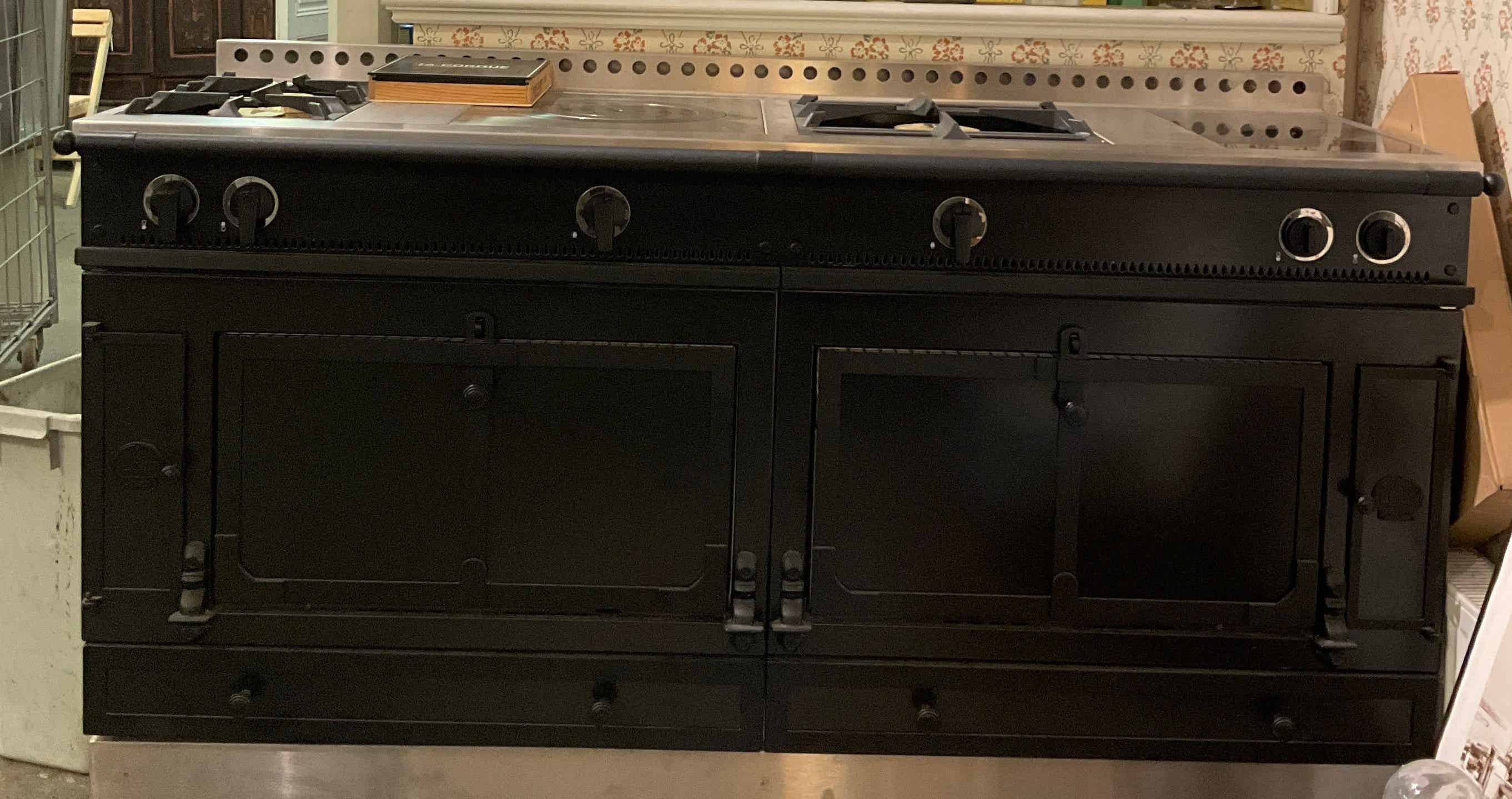 Spis för restaurangkök som tidigare har ägts av filmregissören Jonas Åkerlund.1800 x 900 x 690. Nyskick.