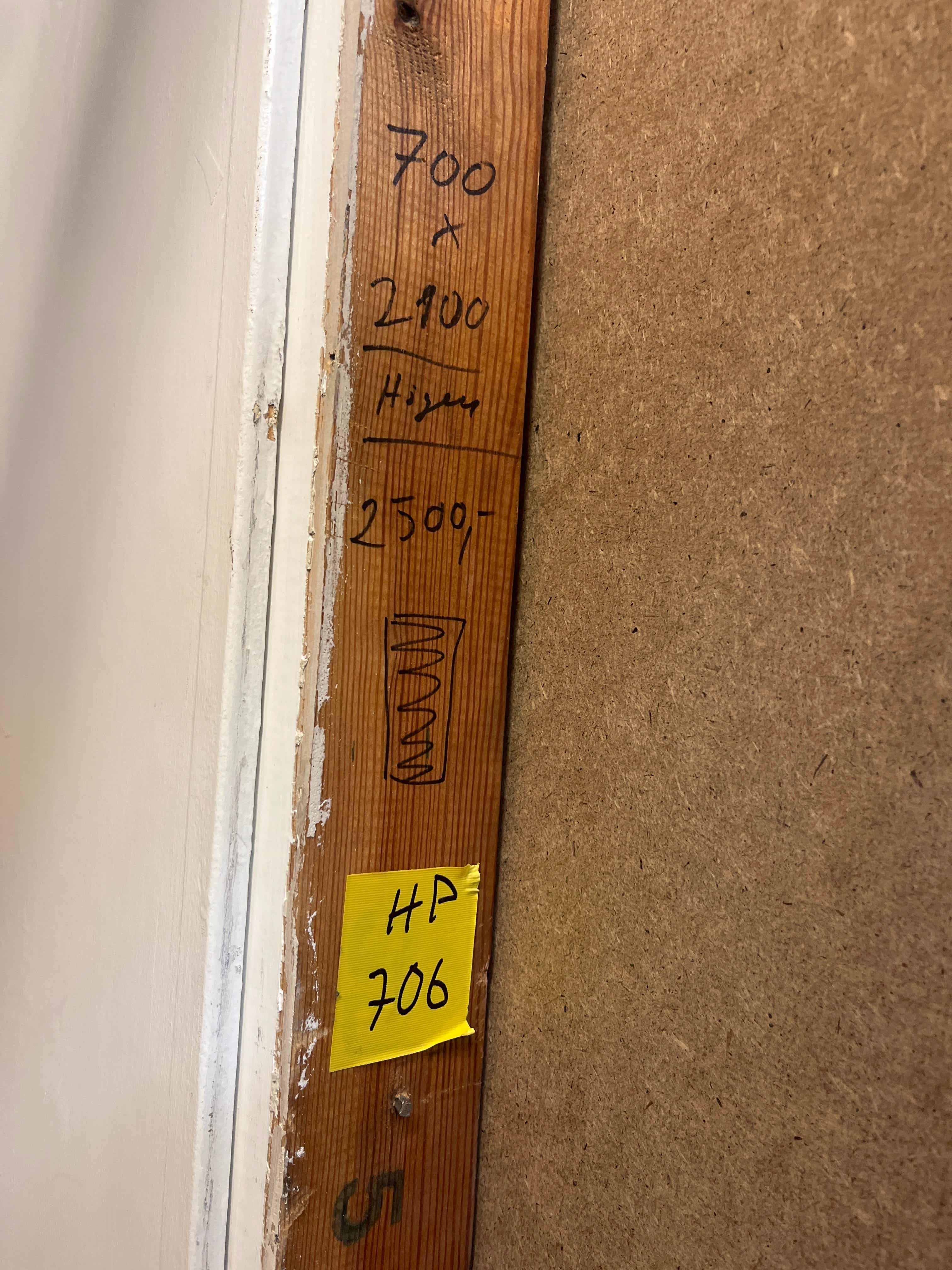 Troligen spegeldörr med skivor påsatta.
