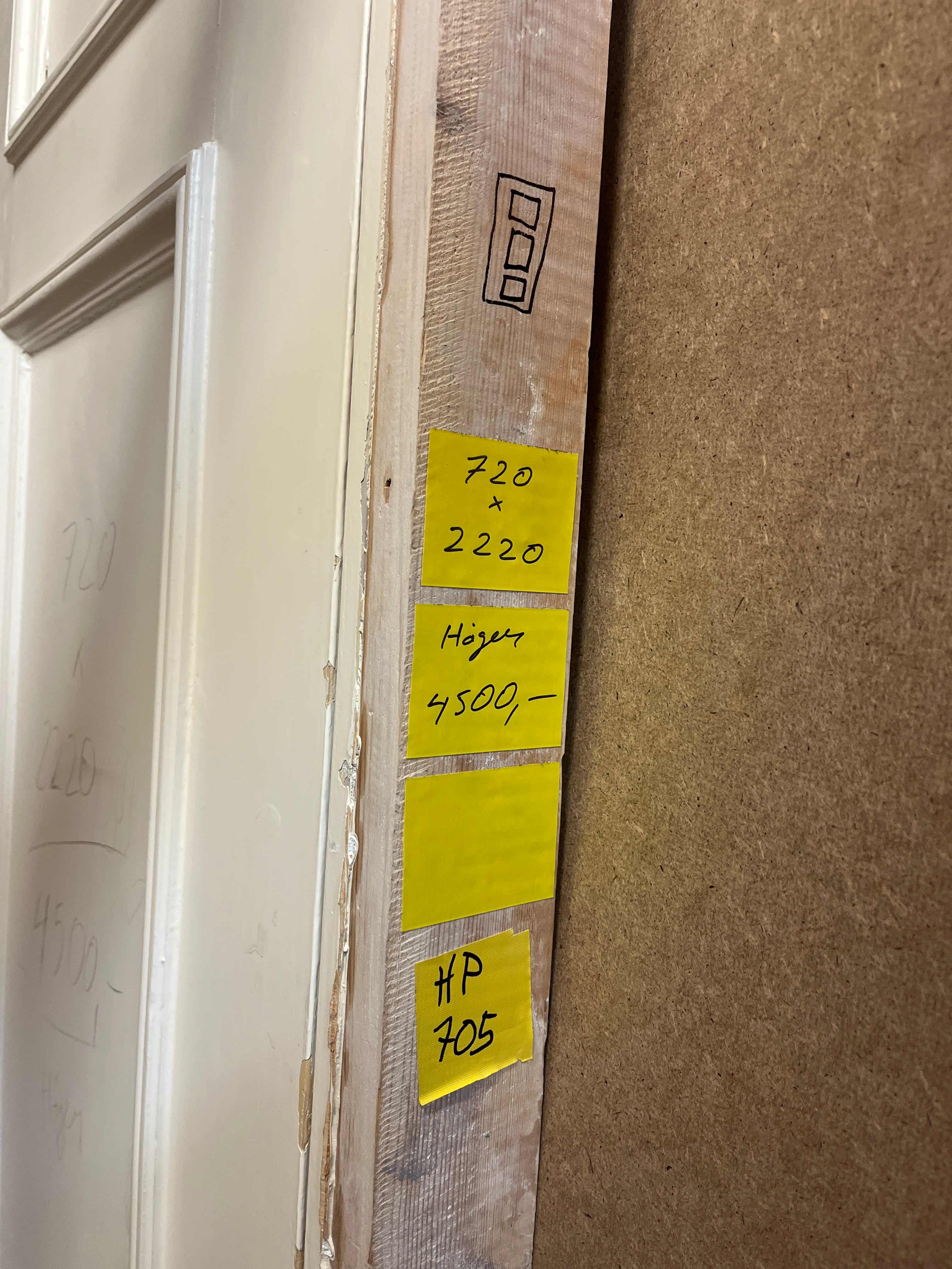 705. Dörr med karm